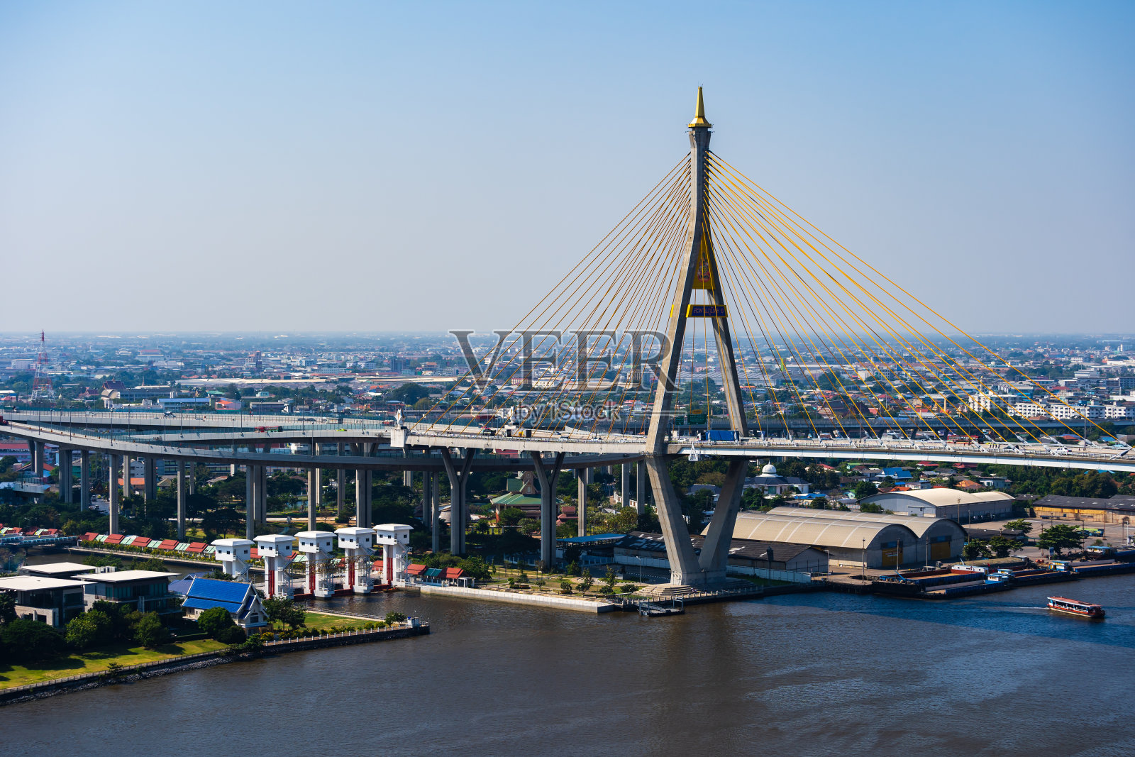 泰国曼谷市湄南河上的普密蓬吊桥照片摄影图片