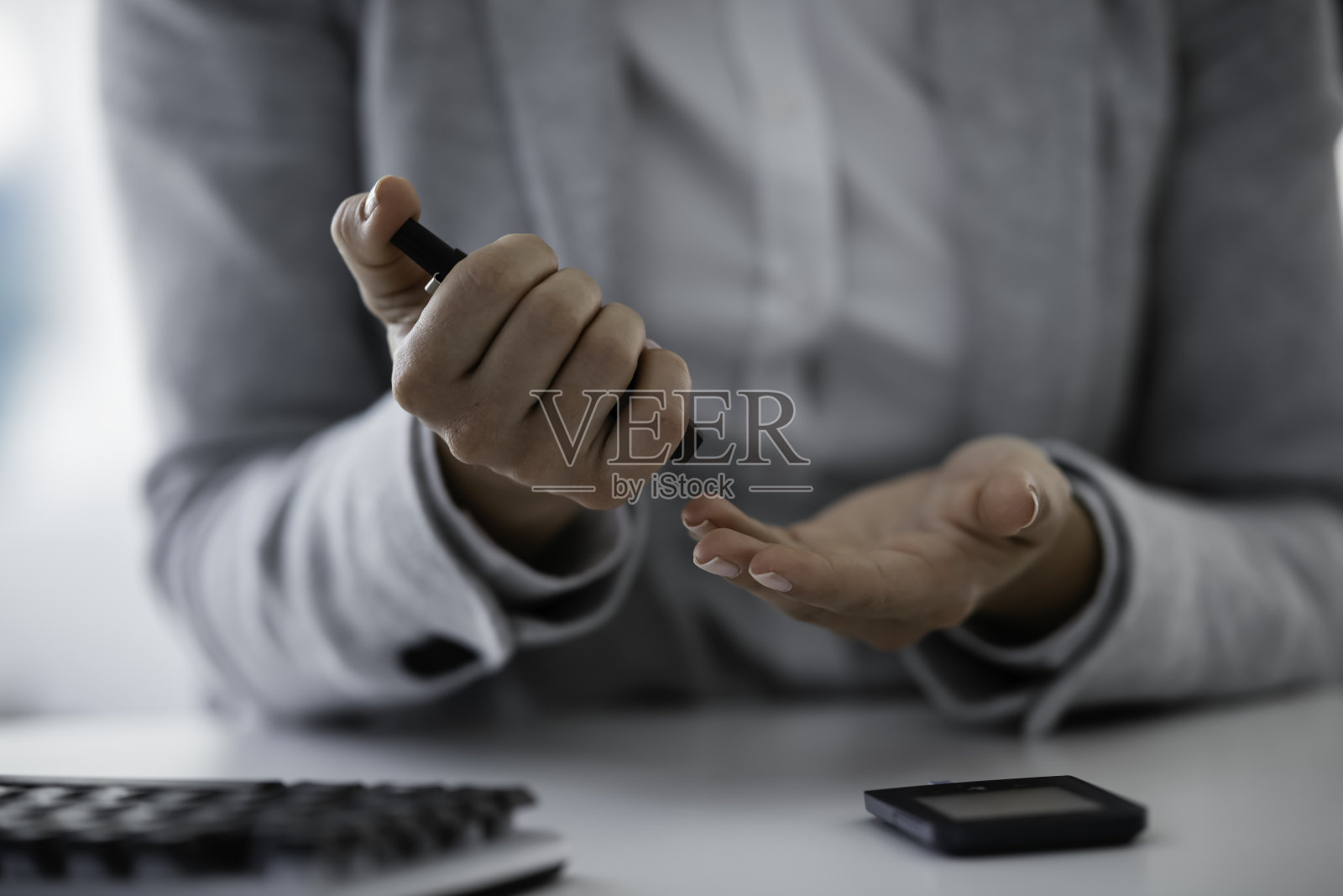 美丽的女商人在办公室里使用柳叶刀笔。照片摄影图片