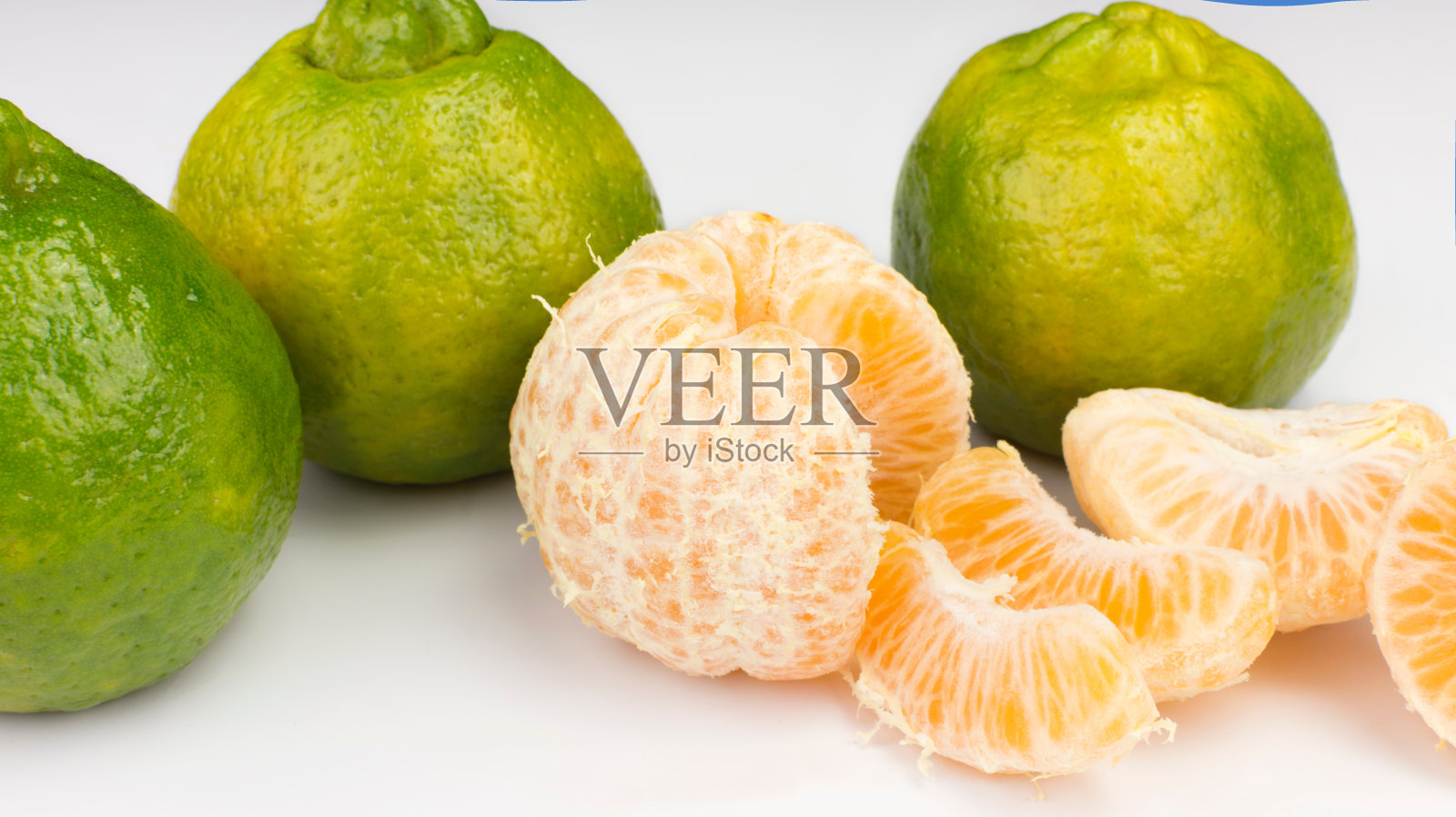 一种巴西特有的橘类品种，称为庞坎，有一种去皮，白色背景照片摄影图片