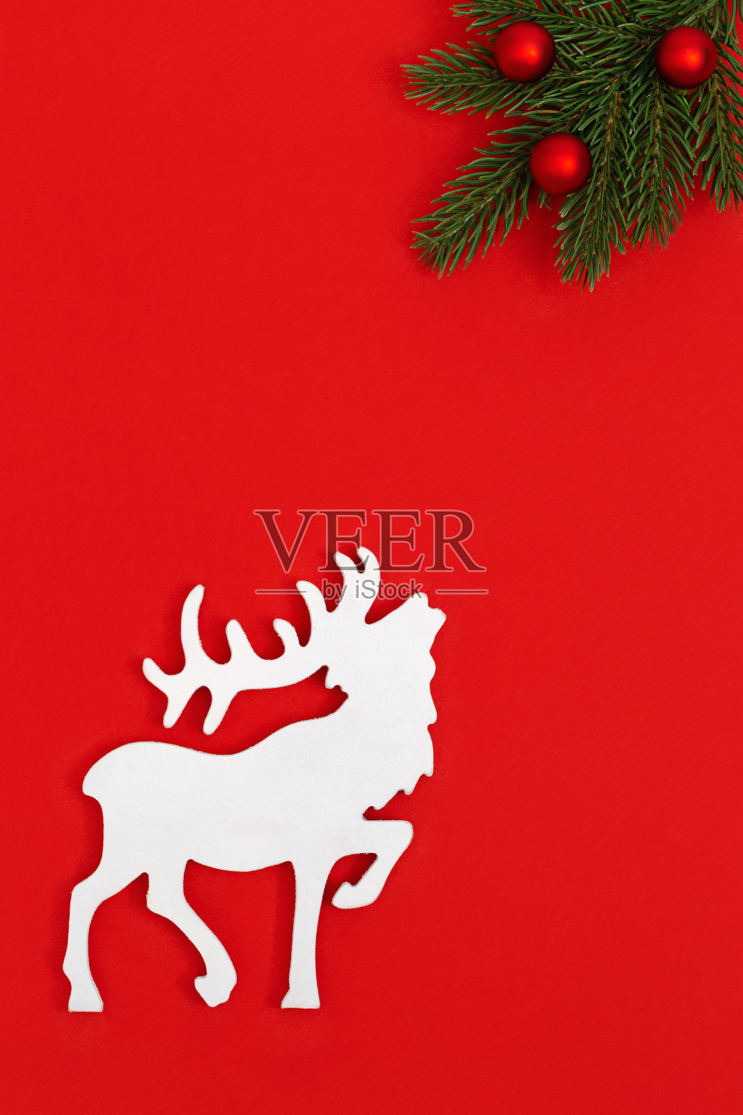 白色木制驯鹿与圣诞树枝，新年背景照片摄影图片