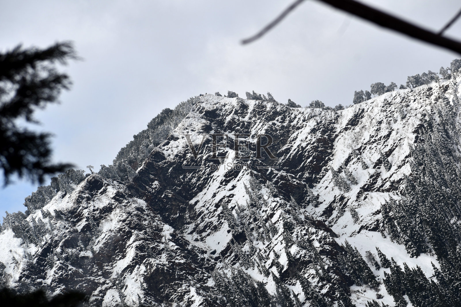 美丽的山覆盖着雪照片摄影图片