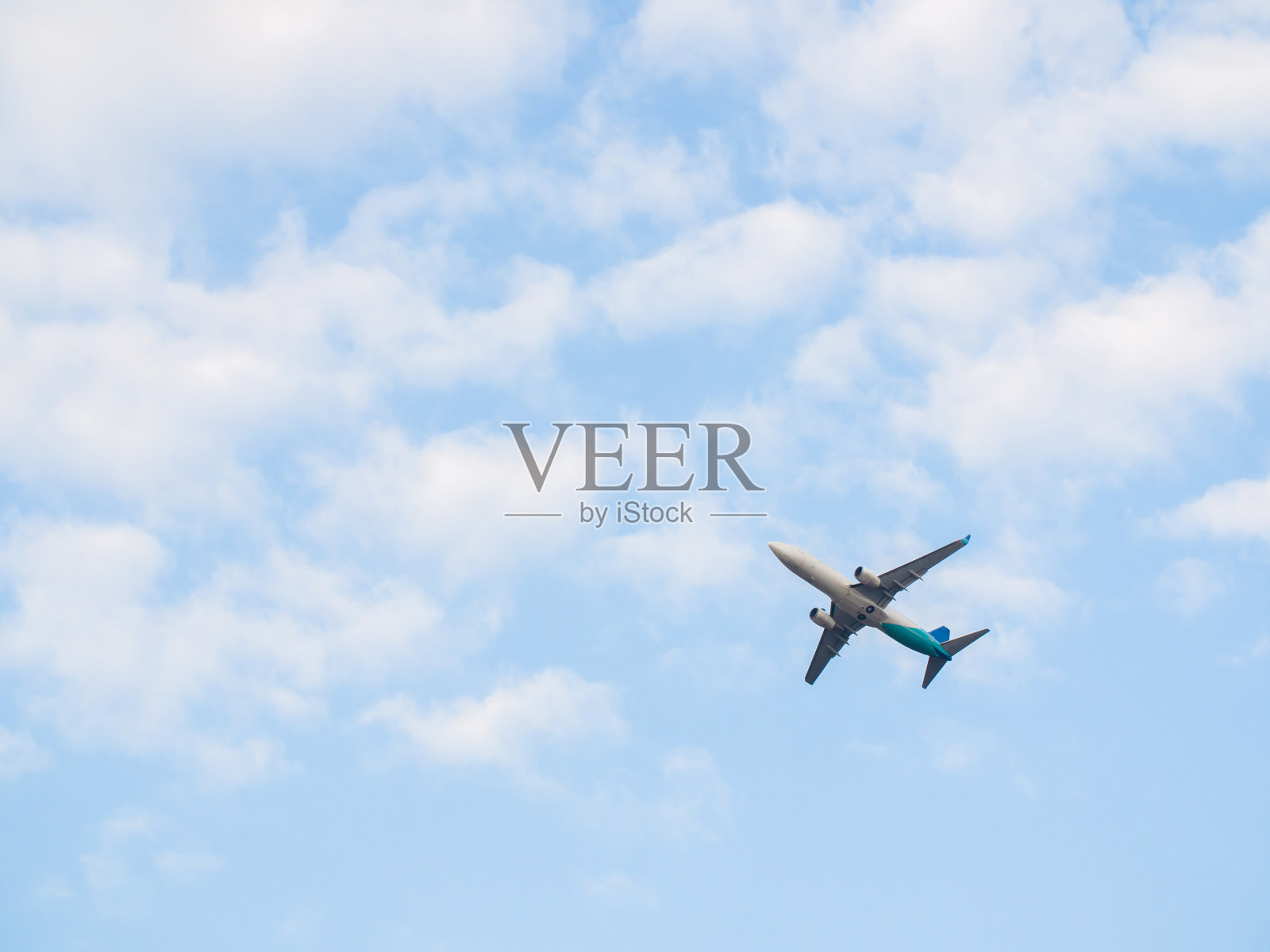 客机在蓝天白云的映衬下起飞照片摄影图片