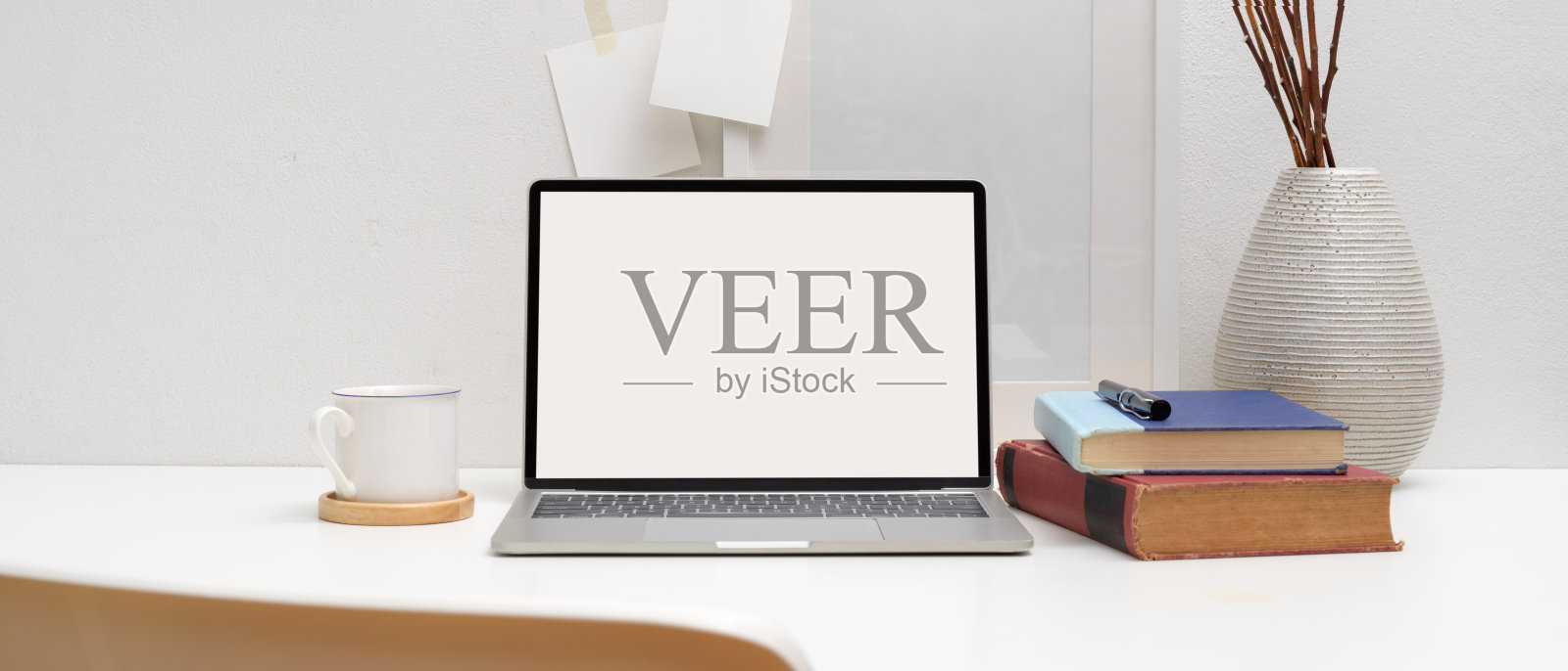 最小的工作台模型笔记本电脑，书籍，咖啡杯和装饰品照片摄影图片