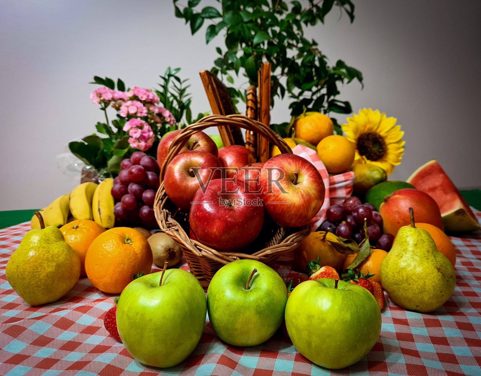 非常美味和健康的苹果，红色和绿色的照片摄影图片