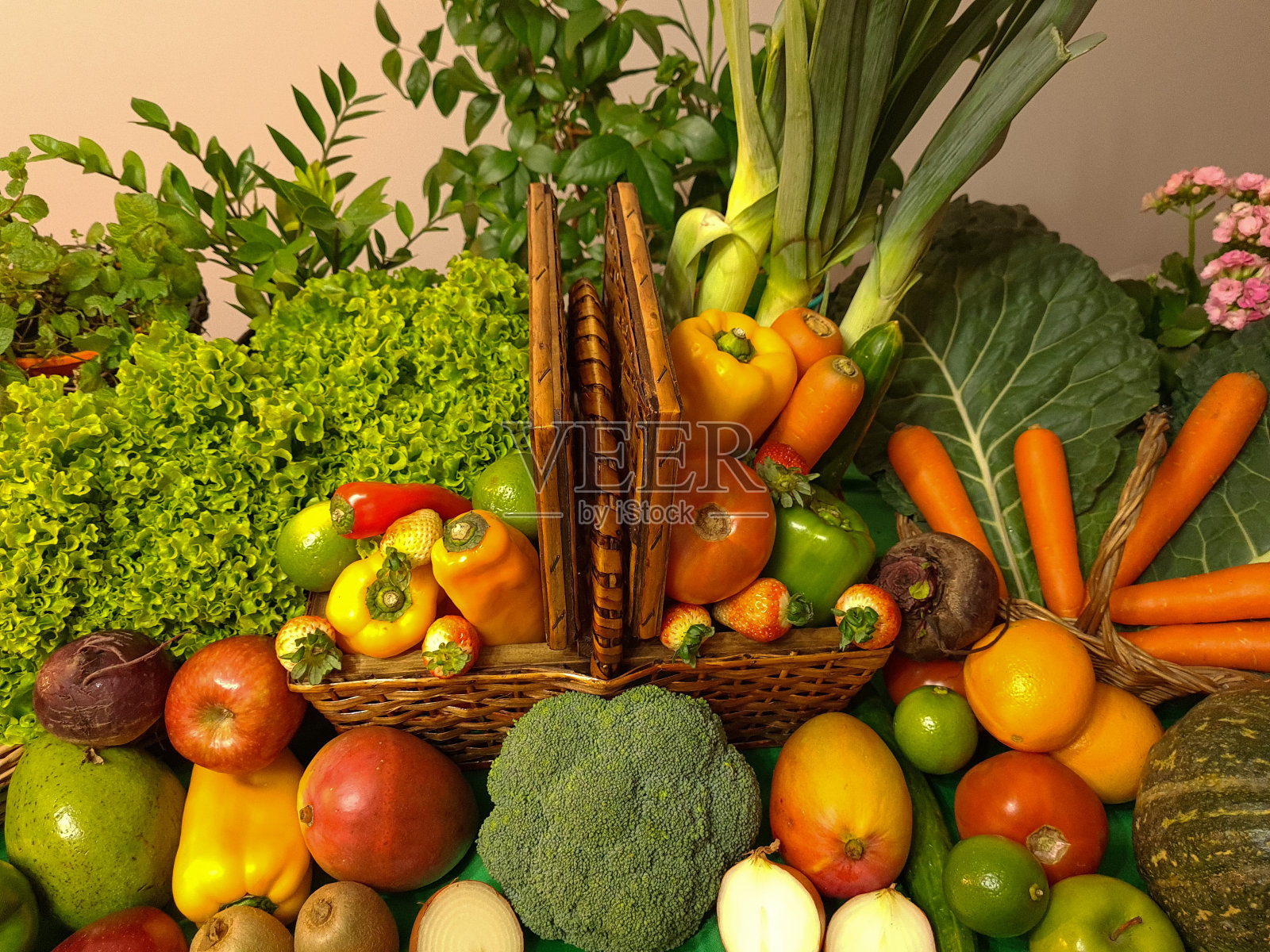 美味的水果、蔬菜和绿色蔬菜照片摄影图片