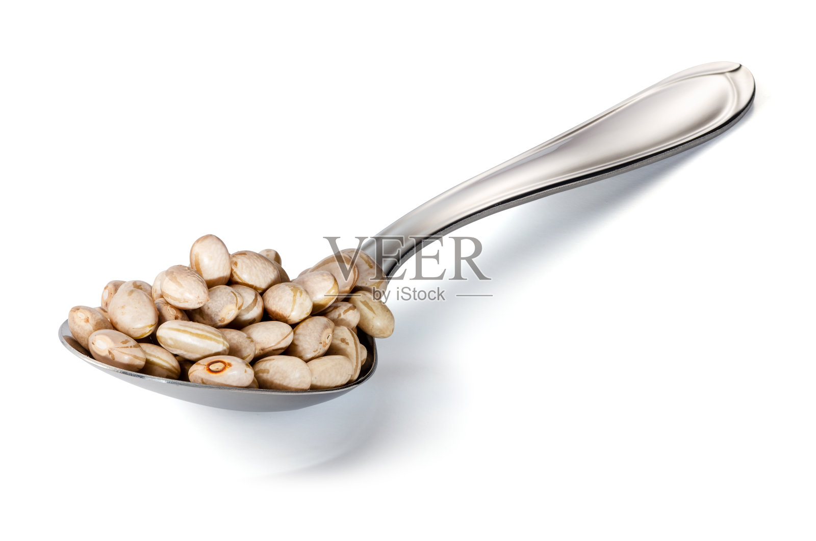 在白色背景下用钢勺舀豆子照片摄影图片