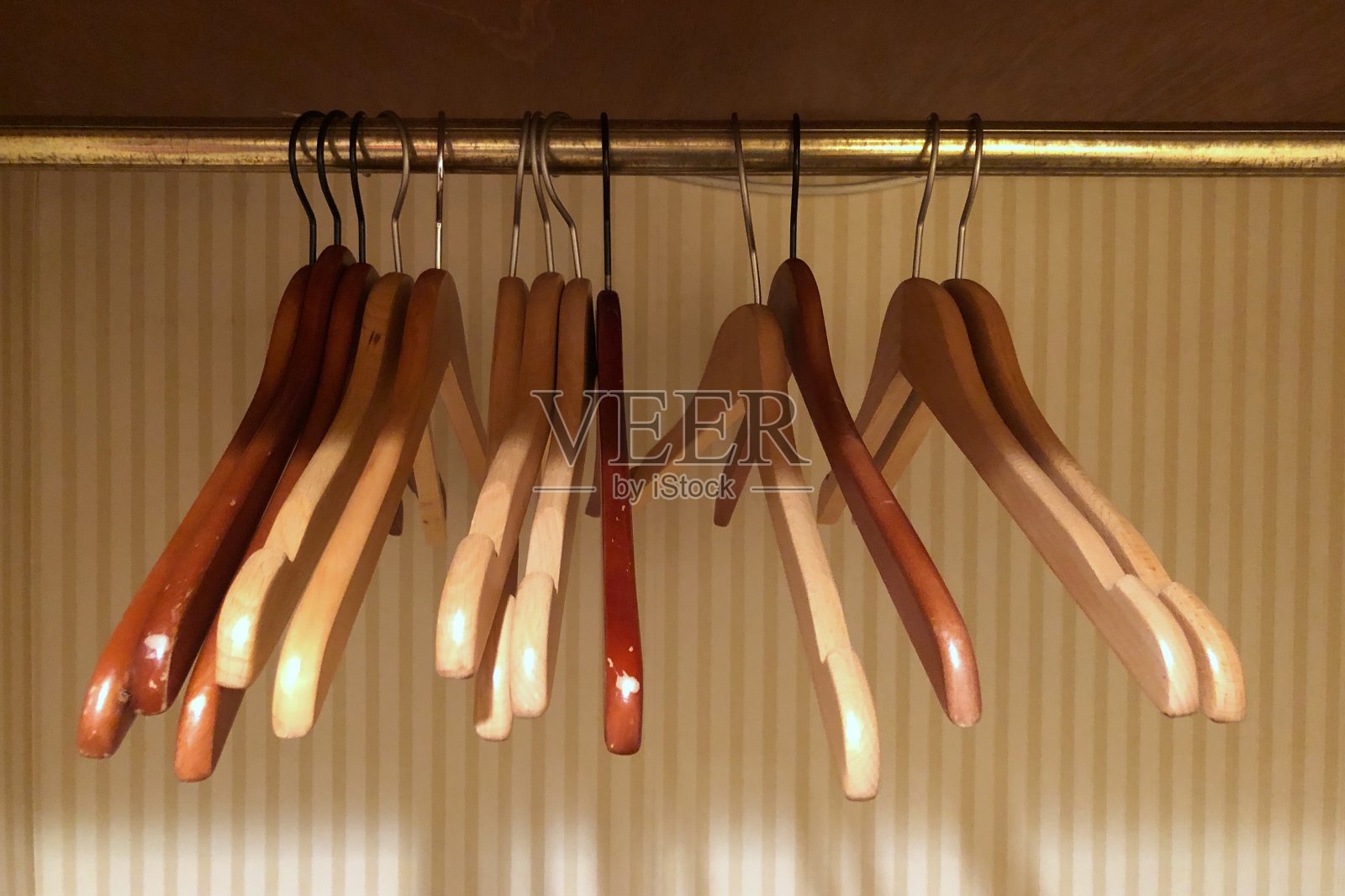 木制衣架照片摄影图片