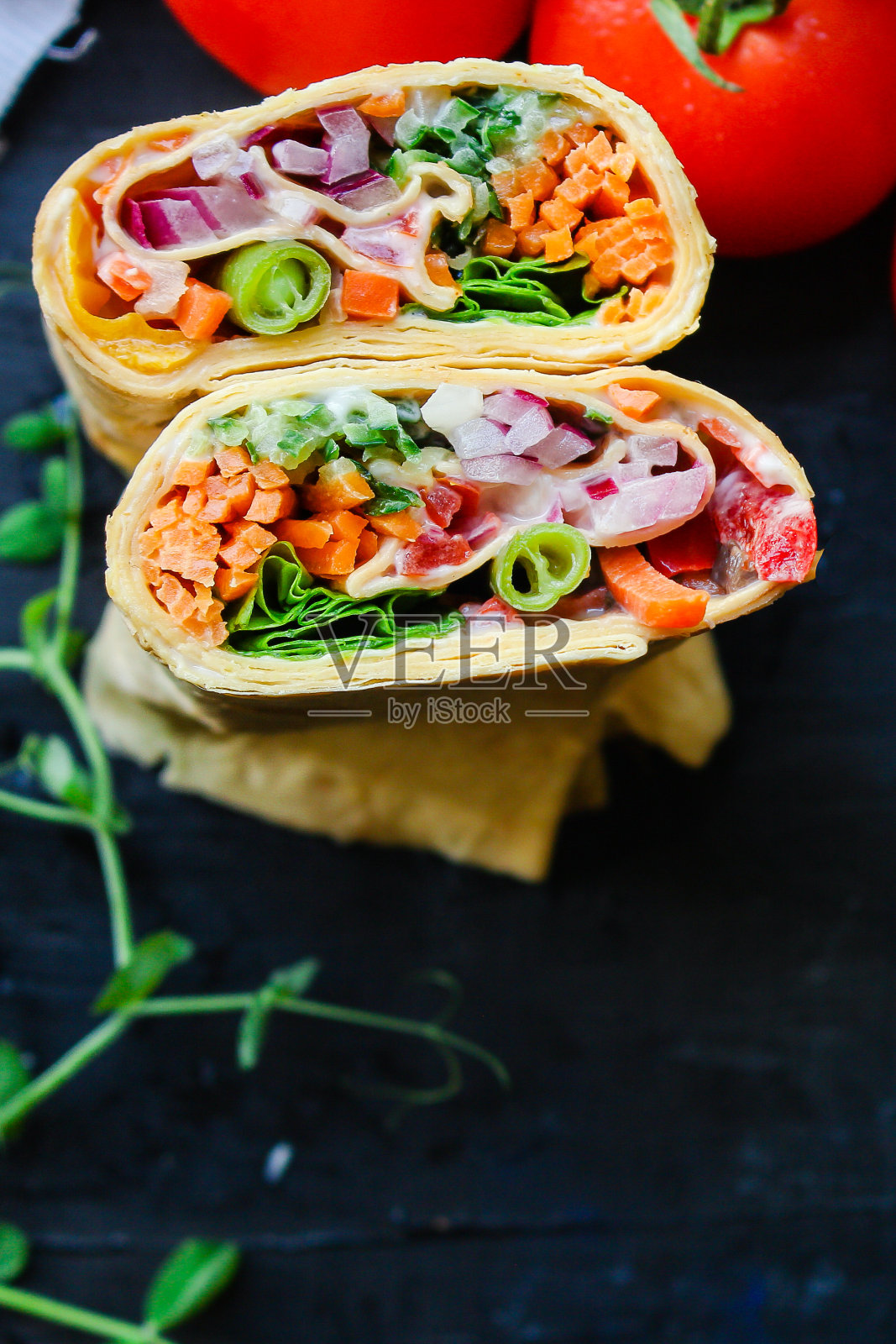 玉米饼或墨西哥卷饼包裹的皮塔饼沙威玛蔬菜素食皮塔饼菜单概念，份量，食物背景，顶部视图，复制空间照片摄影图片