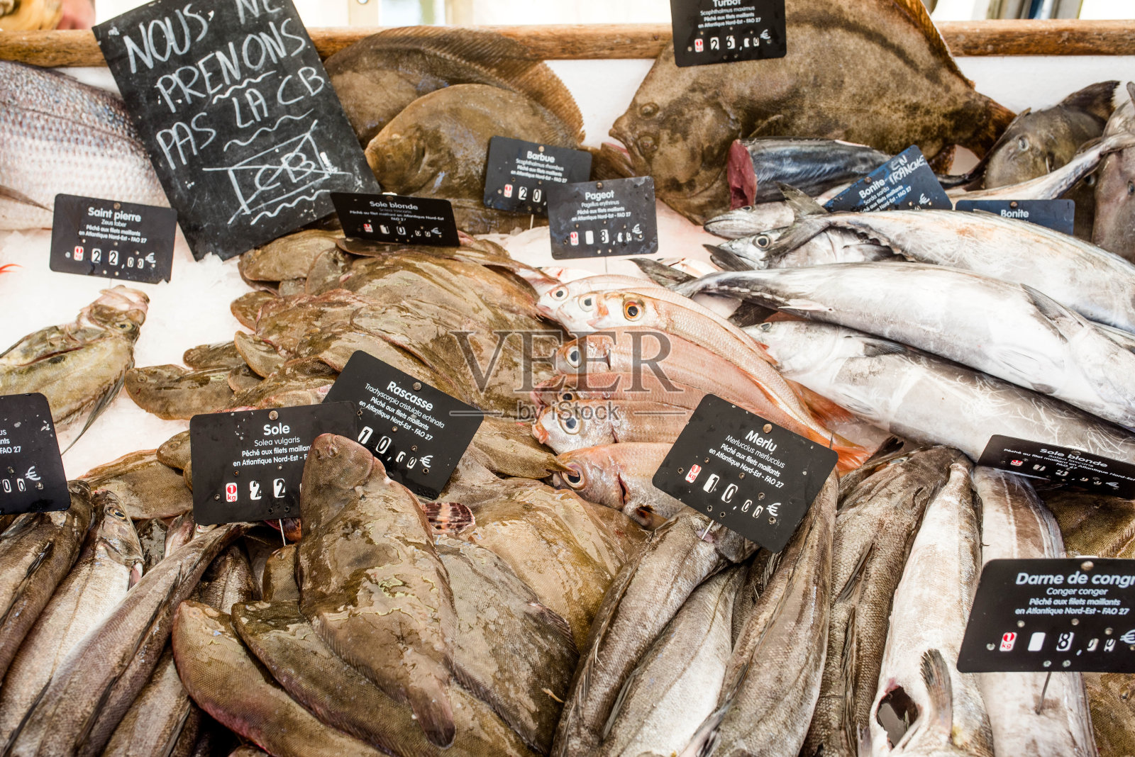 鱼贩出售的各种鱼类照片摄影图片