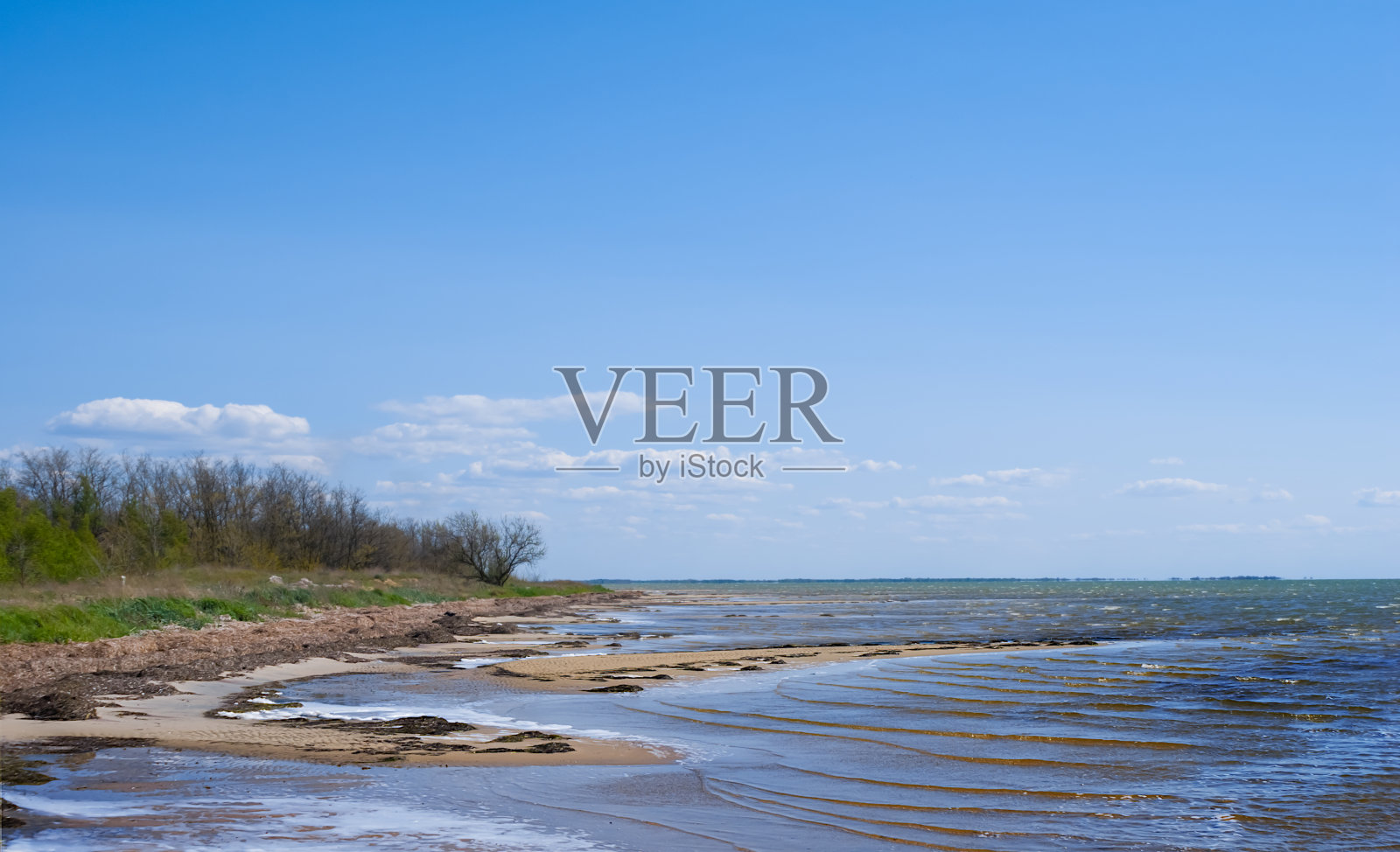 海湾有沙角，夏日海景明亮照片摄影图片