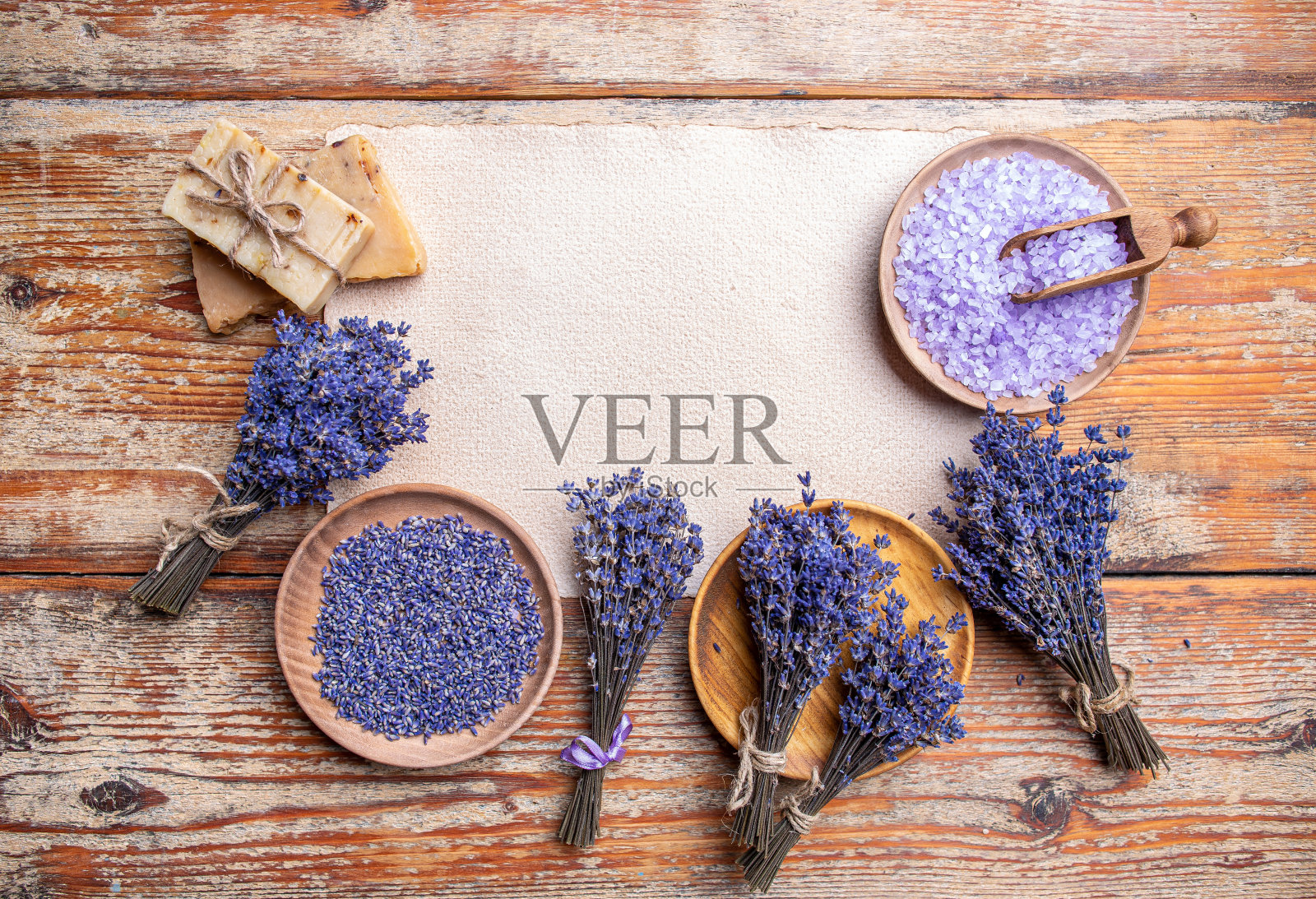 放干薰衣草的盘子照片摄影图片