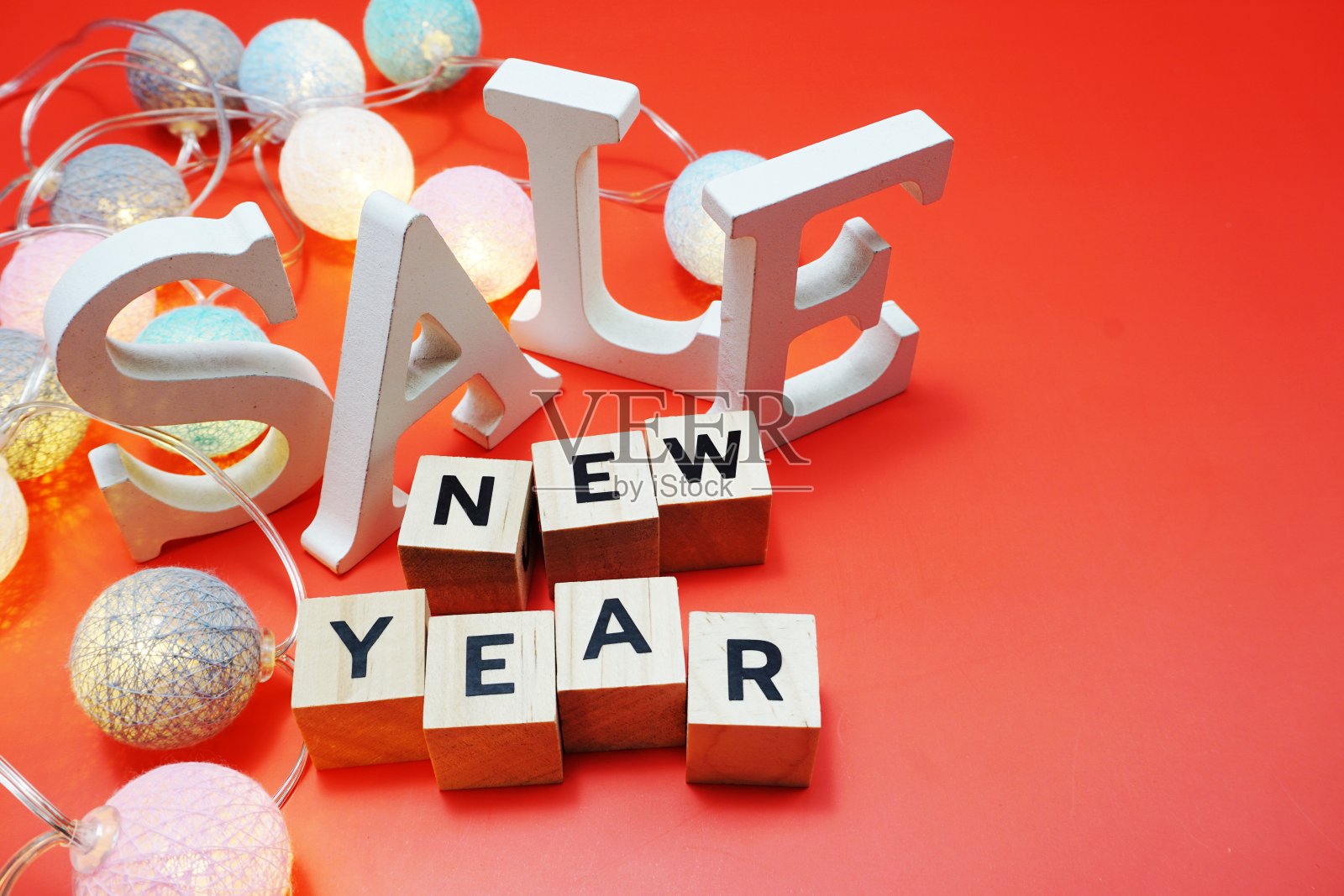 新年大甩卖，红色背景上用led棉球装饰照片摄影图片