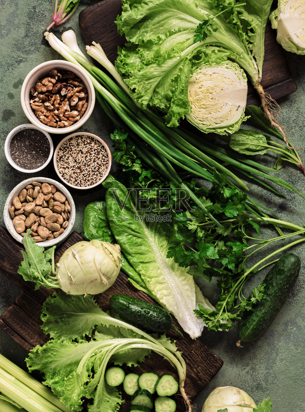 健康的素食与蔬菜，坚果，种子和谷物俯视图烹饪绿色饮食概念照片摄影图片