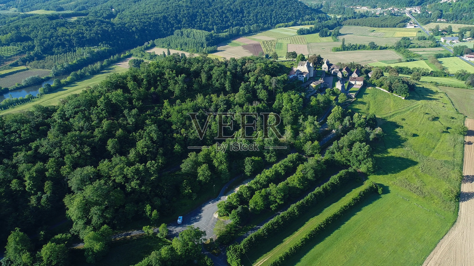 从空中俯瞰法国Périgord的La roque - gaageac村照片摄影图片