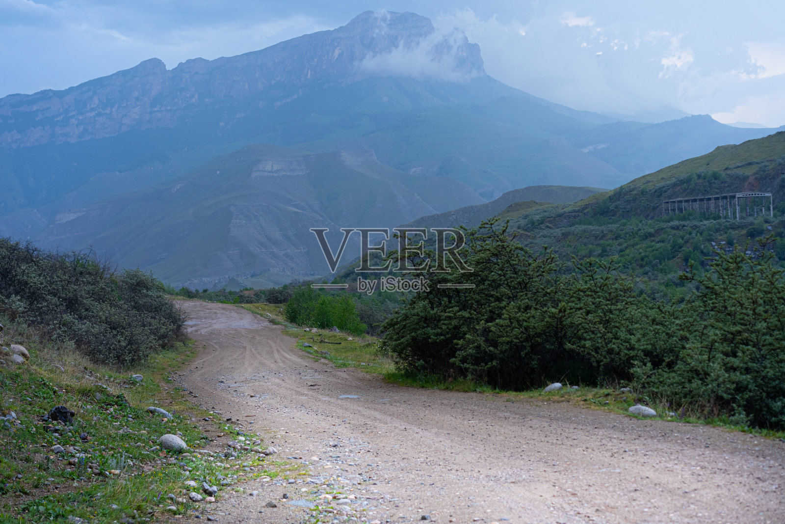 以山为背景的小径照片摄影图片