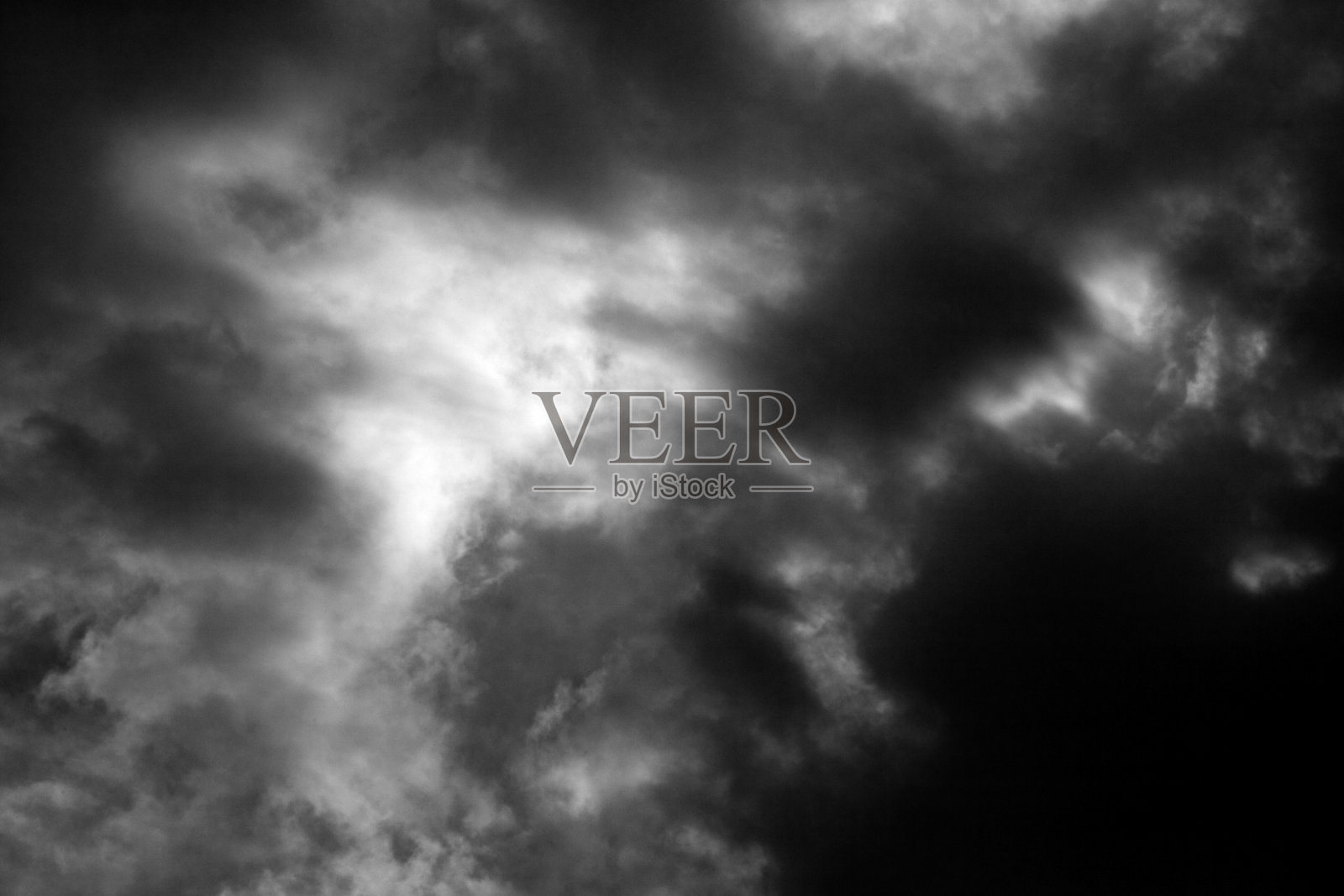 天空中戏剧化的云照片摄影图片