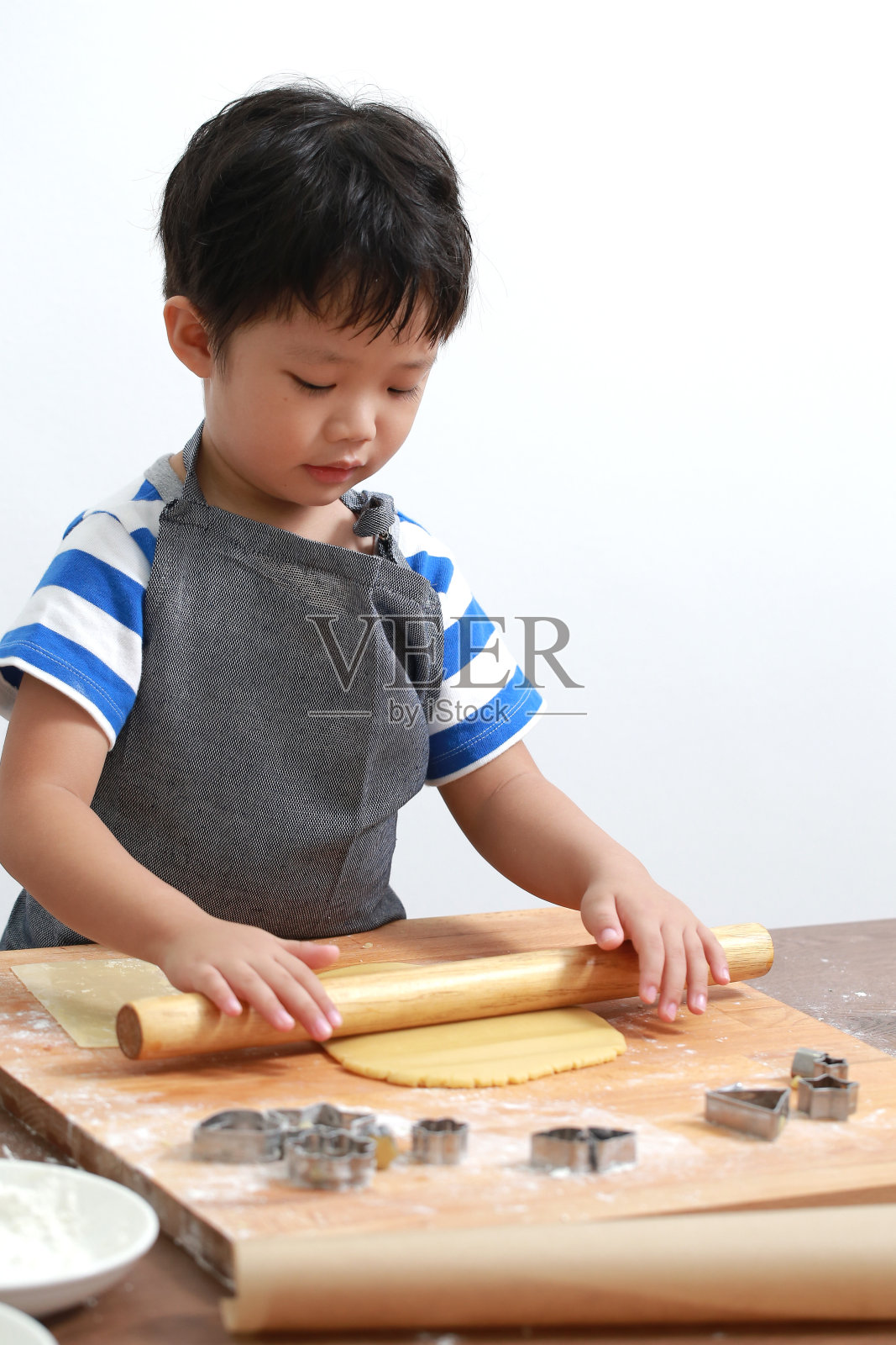 小男孩在厨房柜台揉面团照片摄影图片