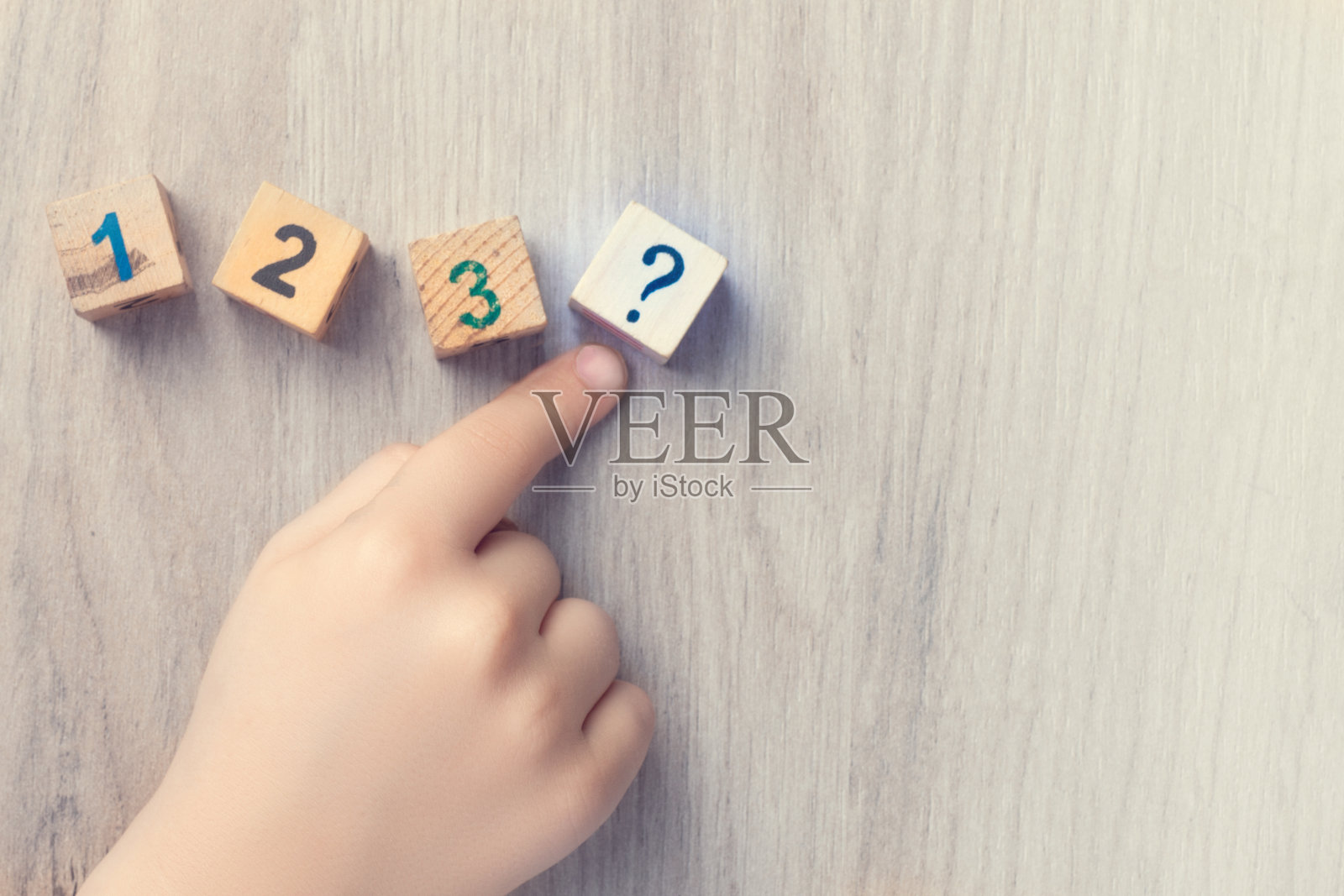 带有数字的木方块。教学龄儿童数学。问号。孩子们学习数字照片摄影图片