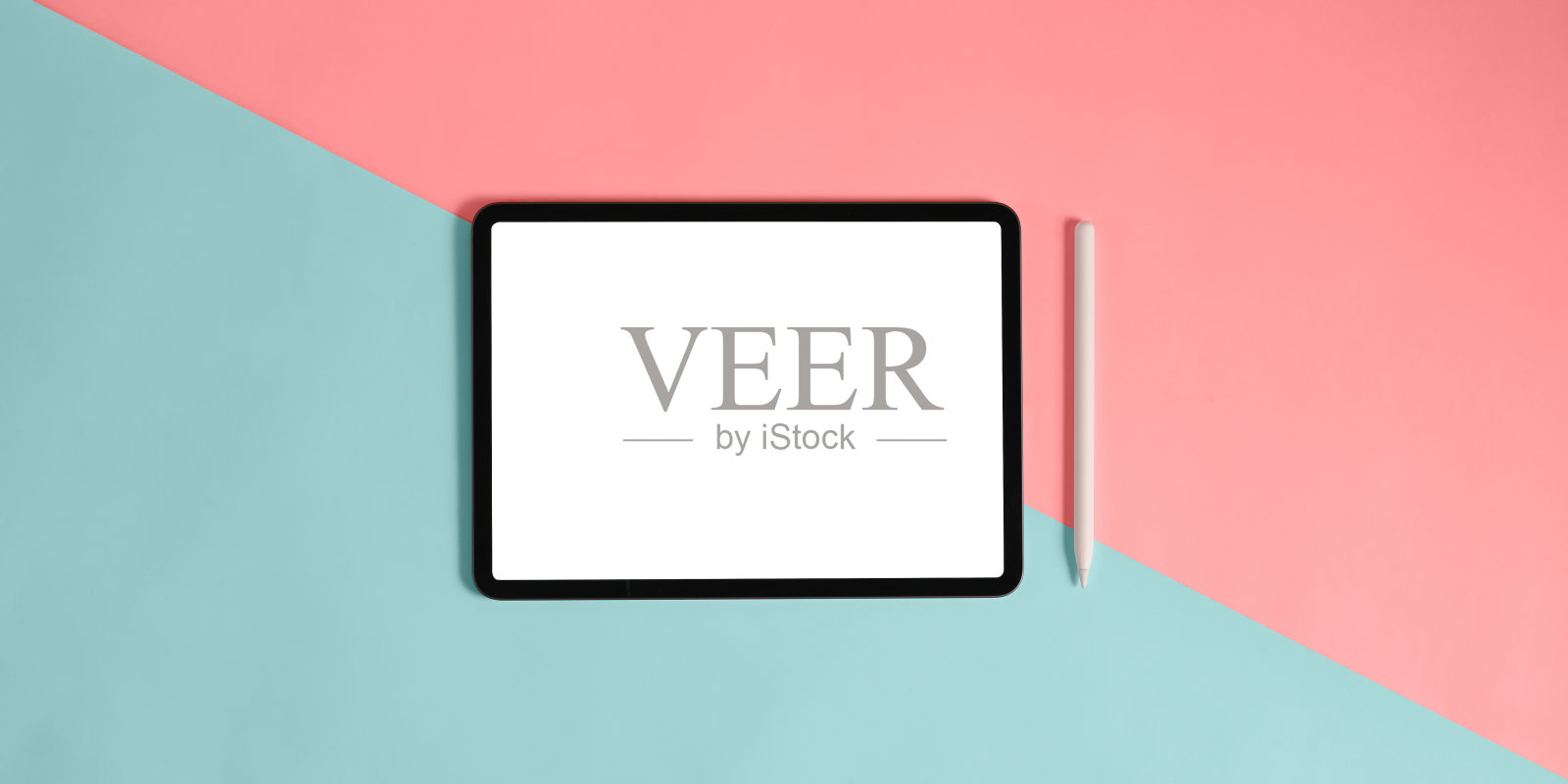 两种色调的工作空间是围绕着白色屏幕平板电脑和手写笔。照片摄影图片