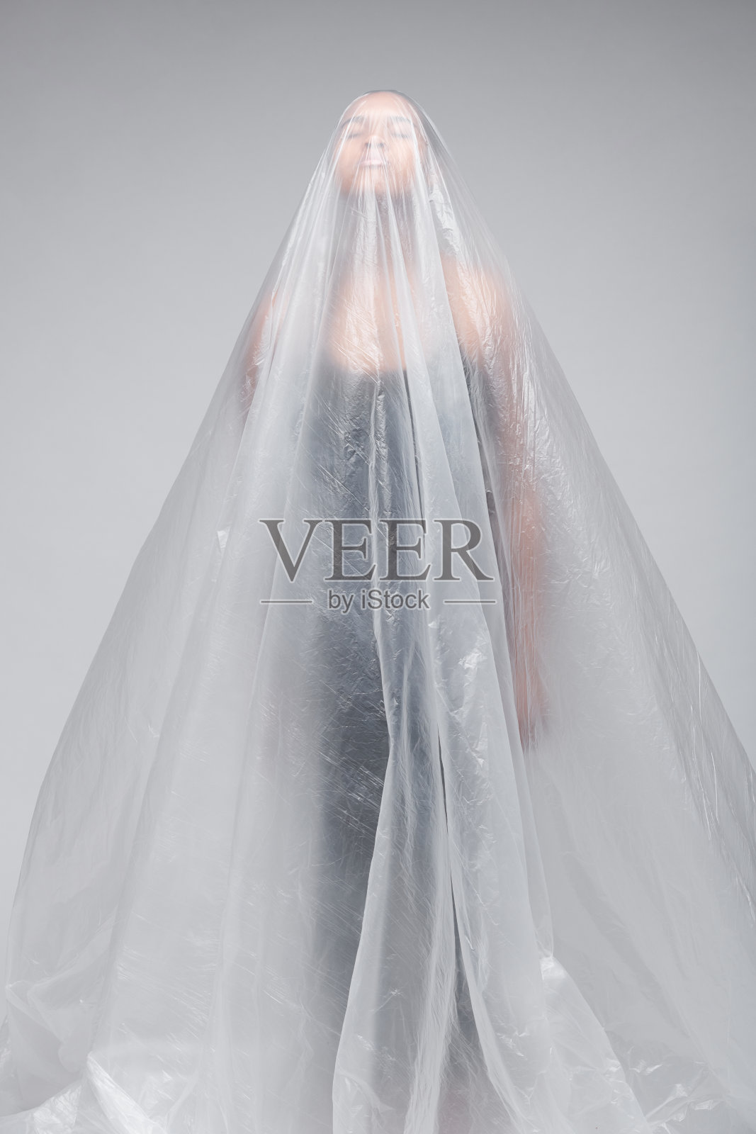 严肃的年轻非洲裔美国妇女闭着眼睛不能呼吸因为塑料，污染的概念照片摄影图片