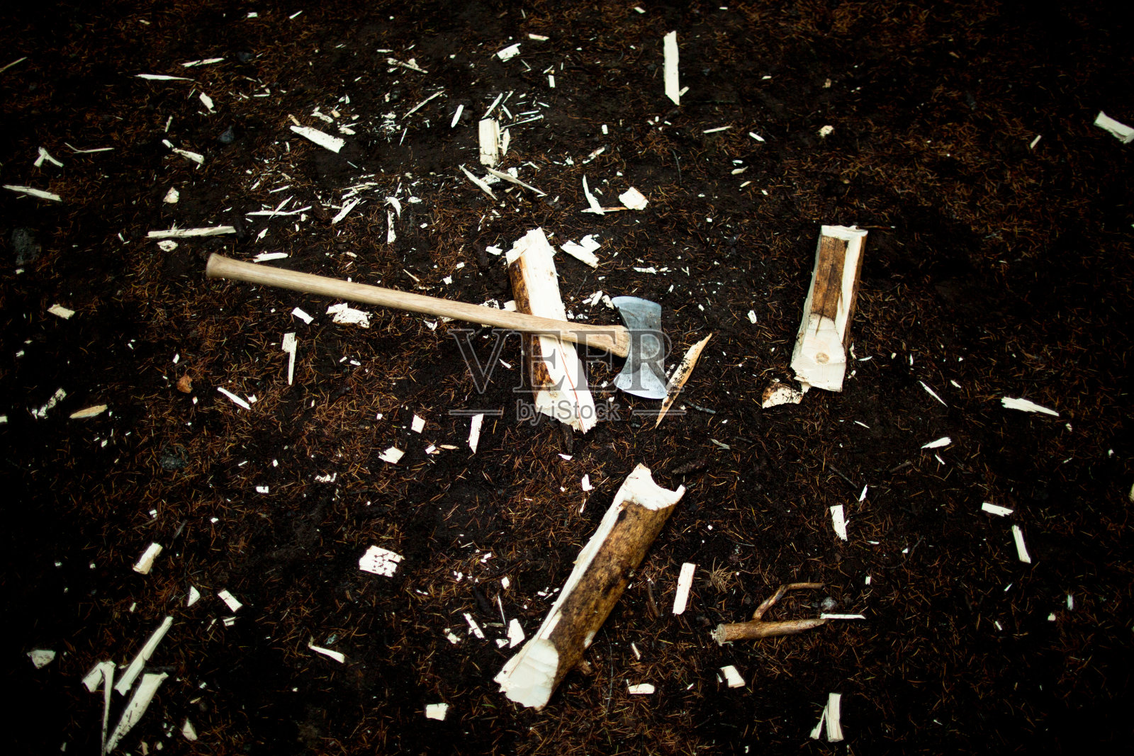 用斧头砍碎地上的木头照片摄影图片