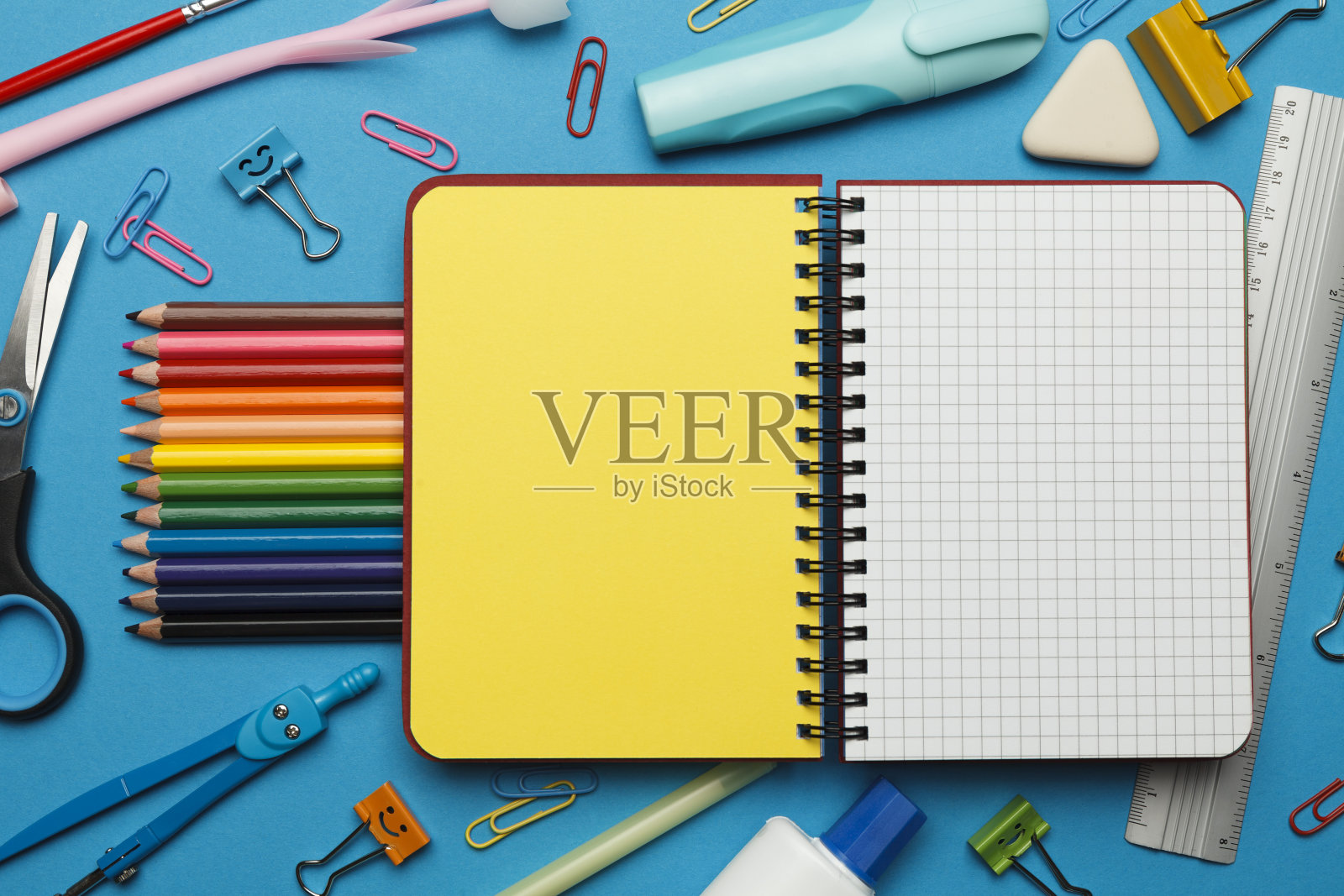 回到学校的文具设置在蓝色的背景照片摄影图片