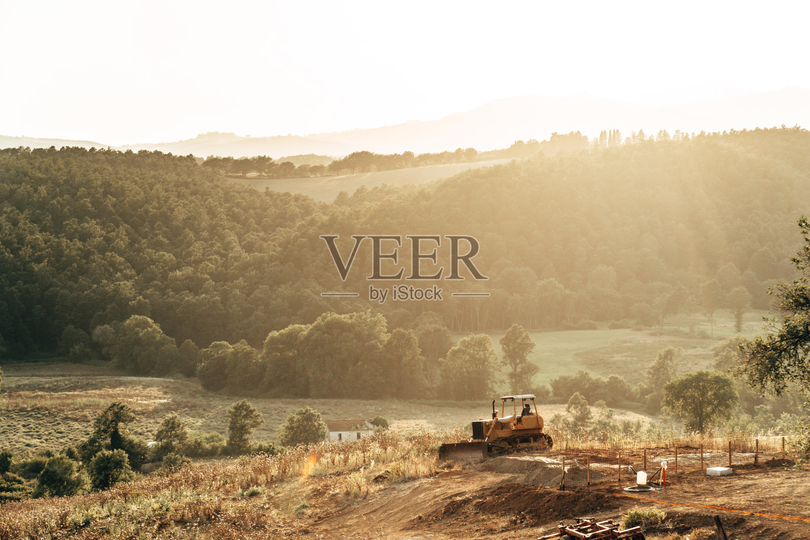 拖拉机在夏天在农村照片摄影图片