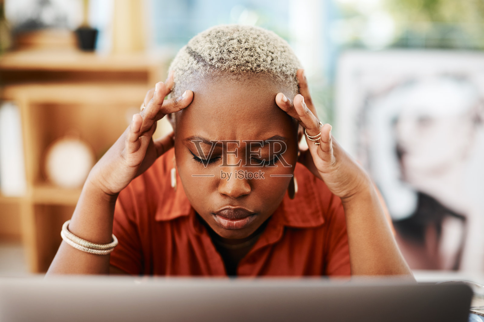 我只是需要保持冷静，这样我才能挺过去照片摄影图片