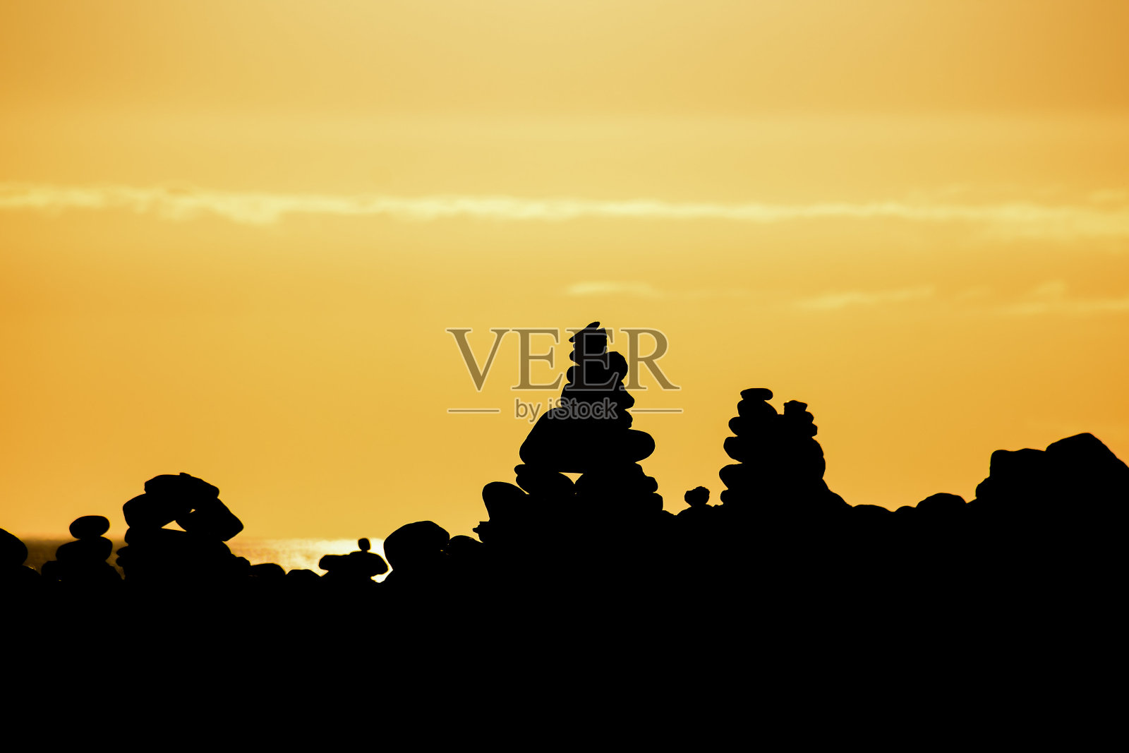 海滩上的一堆石头照片摄影图片