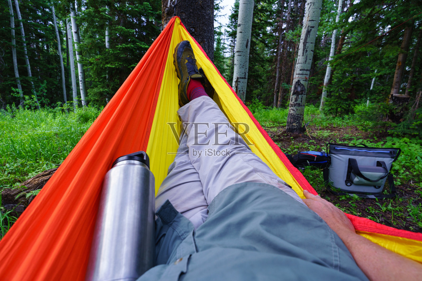 徒步旅行者在吊床上享受大自然和户外照片摄影图片