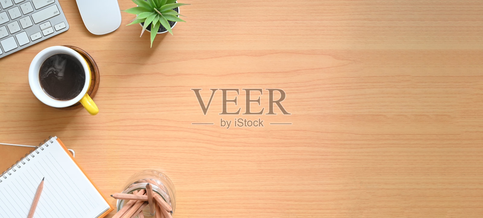 简单舒适的工作空间周围是办公设备。照片摄影图片