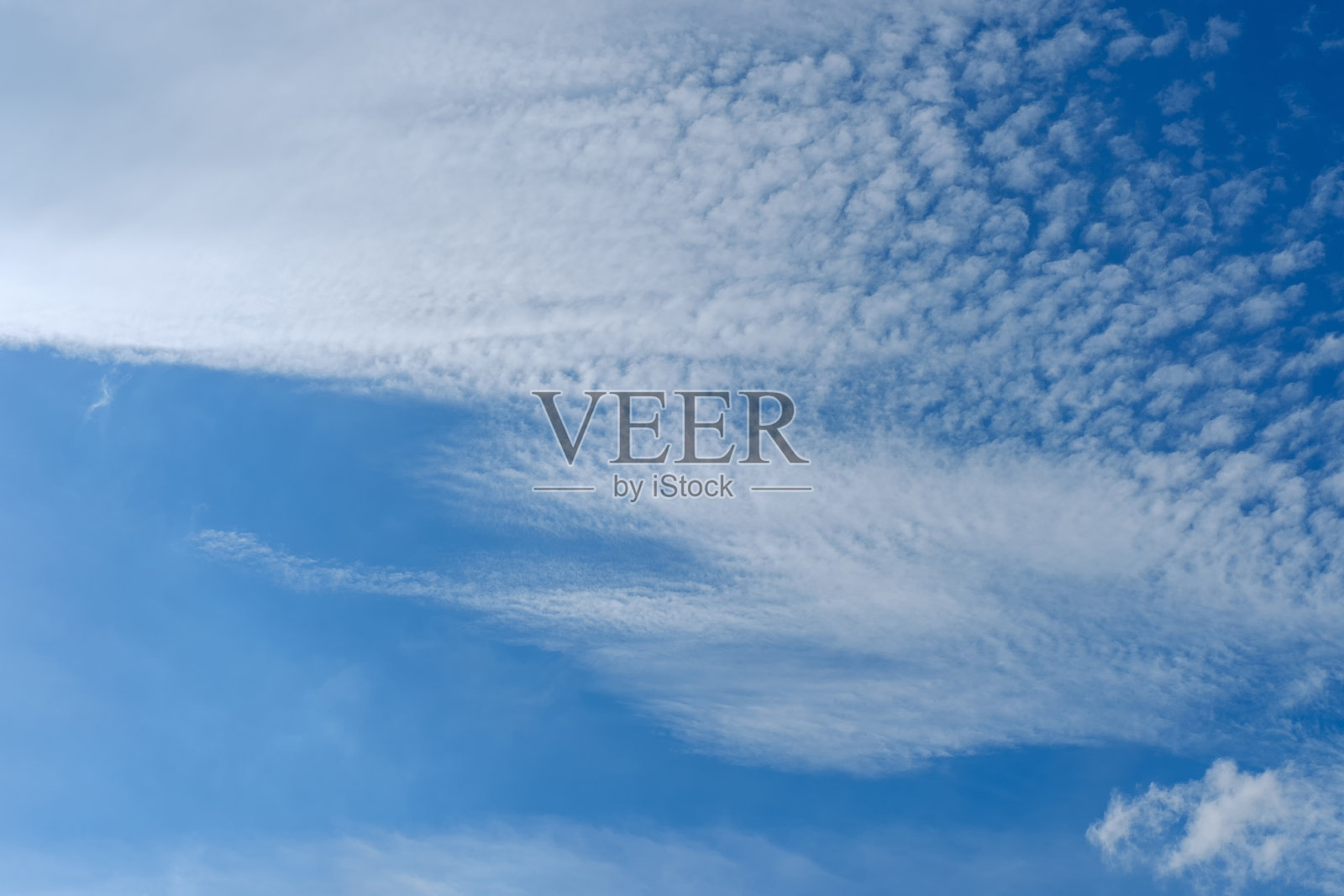 清晨晴空万里，晴空万里，白云朵朵。照片摄影图片