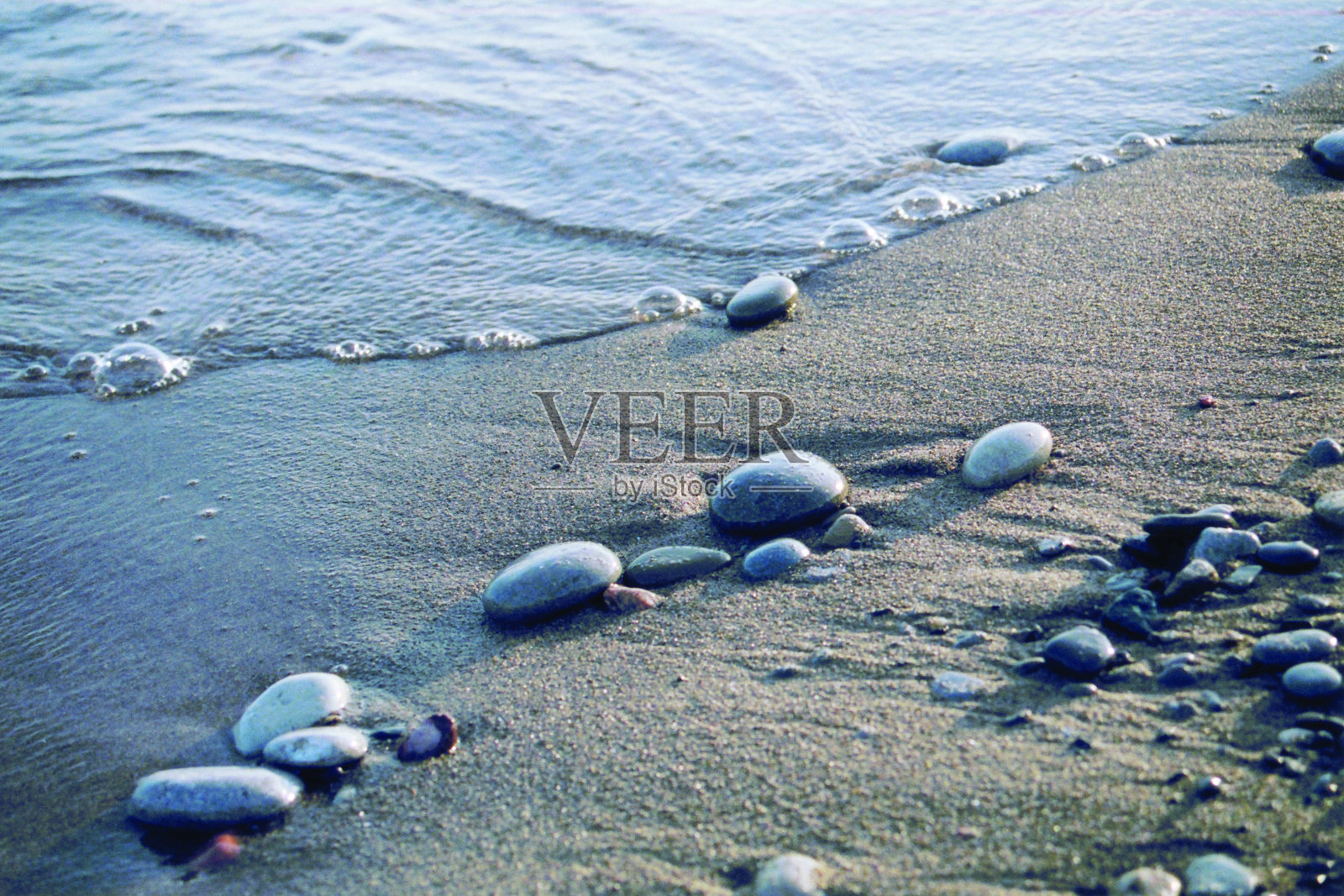 海滩上的岩石照片摄影图片