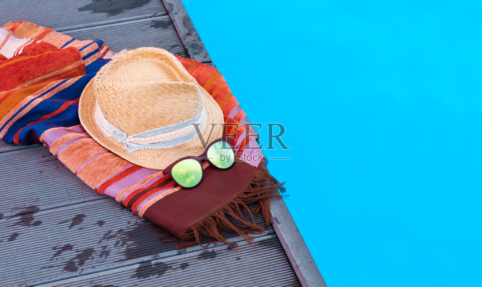 复古的夏季柳条草帽，太阳眼镜，掩盖海滩穿包附近的游泳池，热带背景照片摄影图片