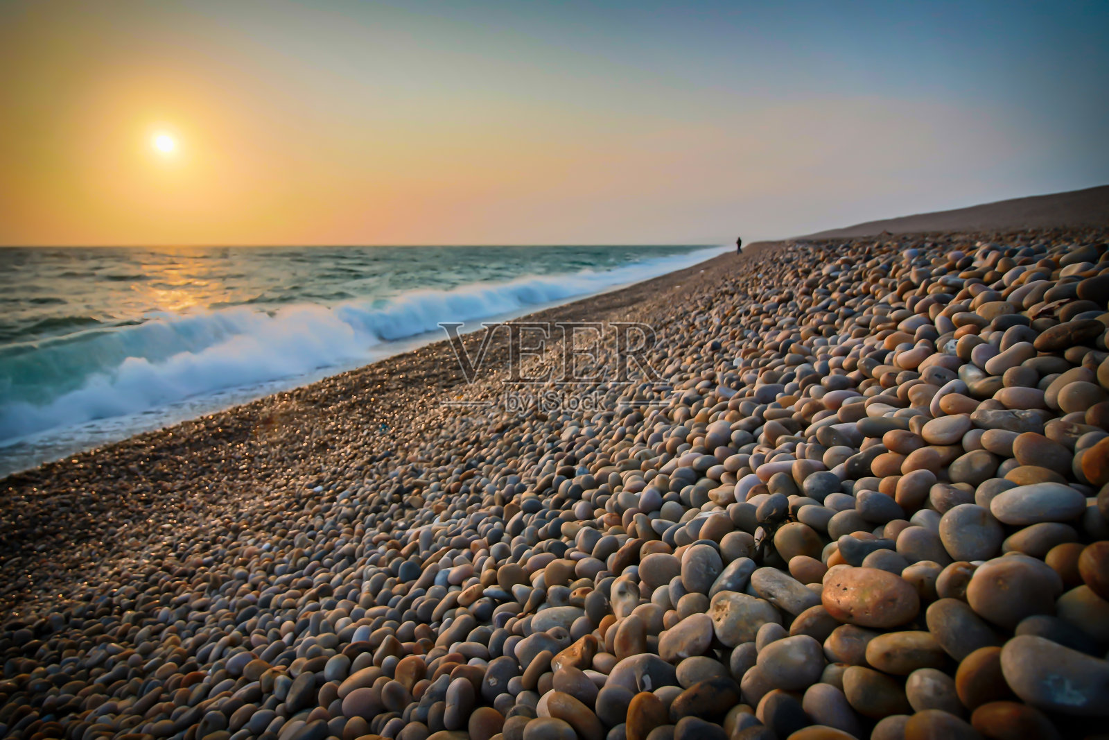 英国多塞特郡切希尔海滩上的日落照片摄影图片