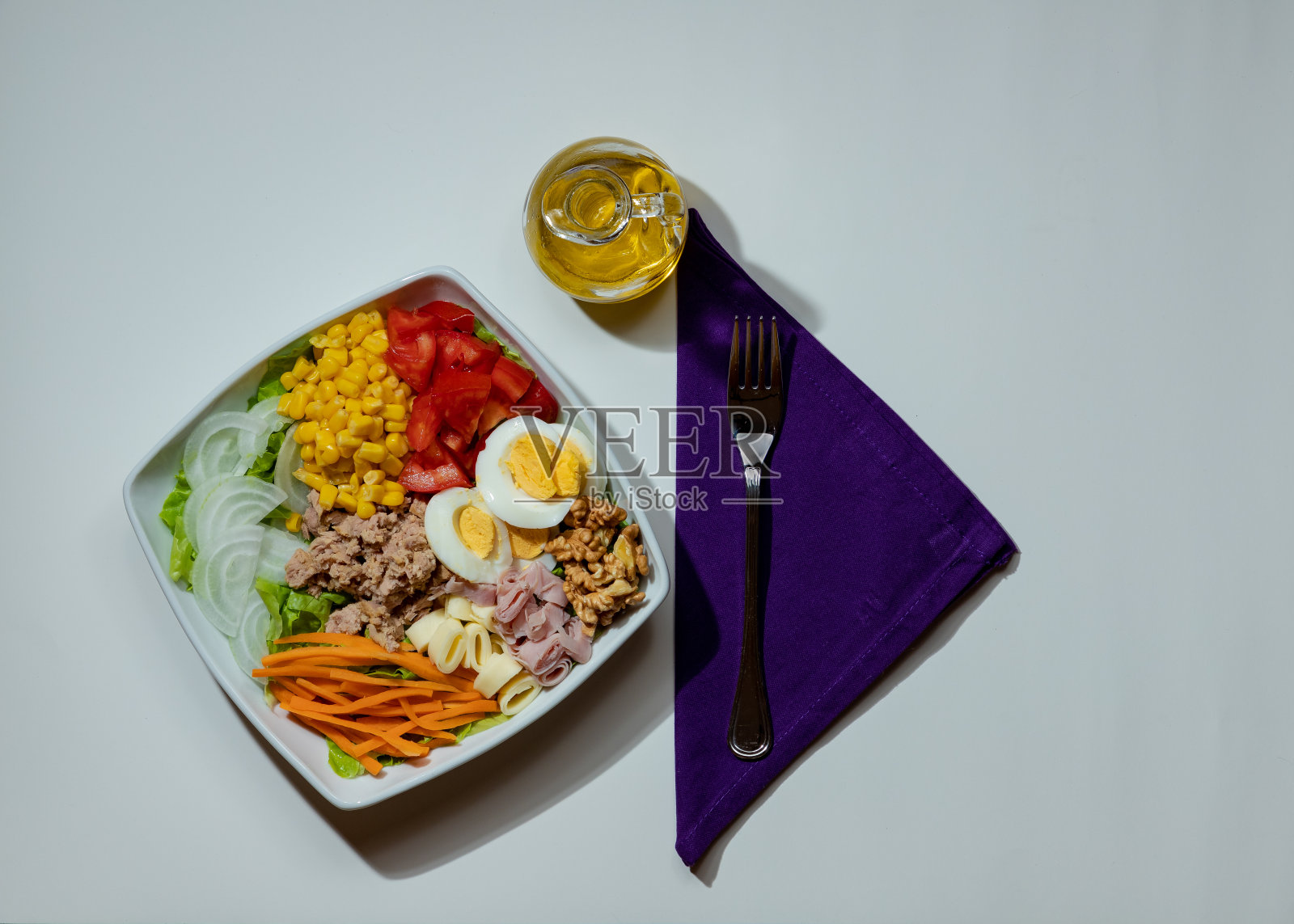 用有机原料制作的健康沙拉照片摄影图片