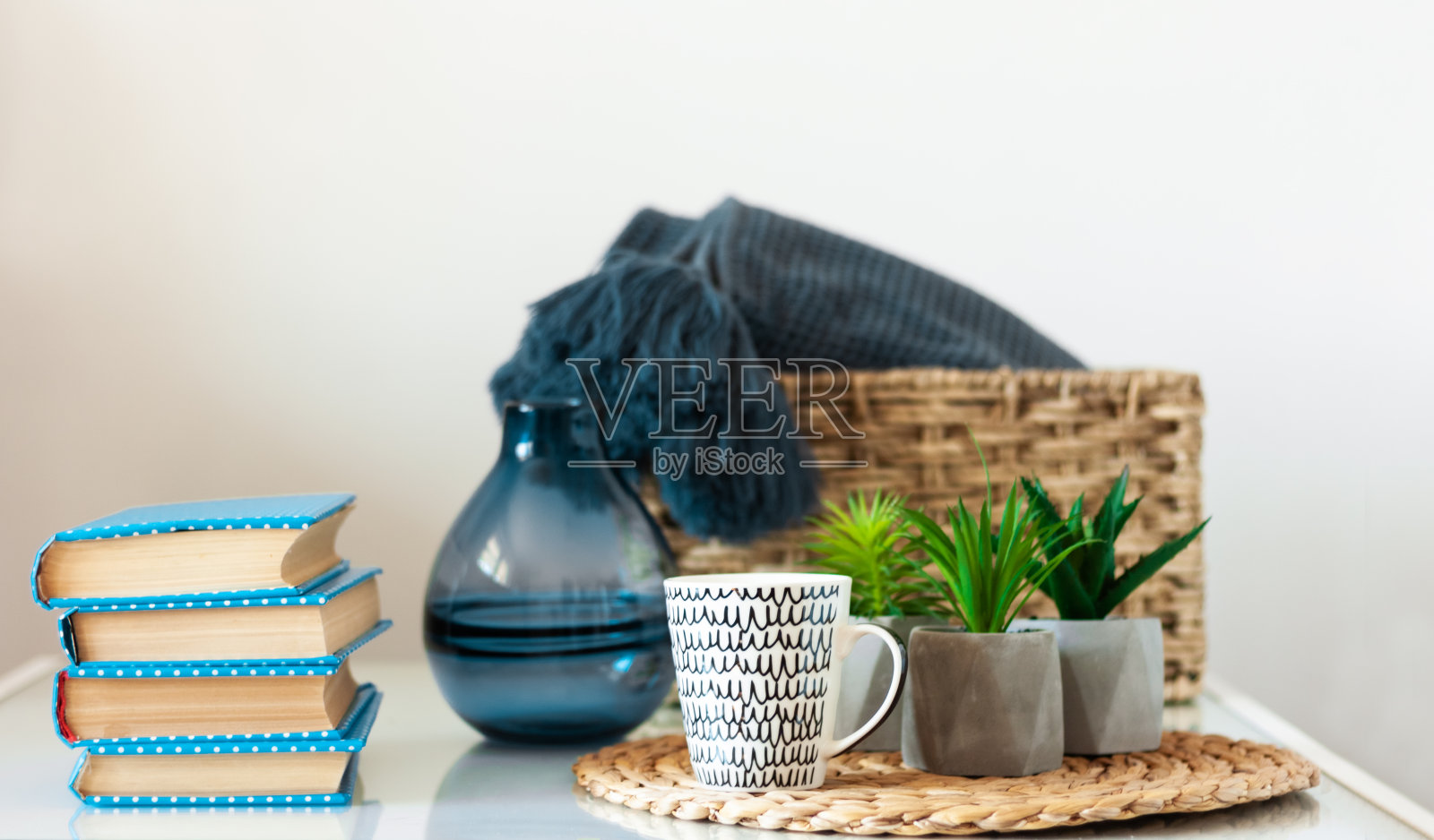 舒适的室内装饰:一堆书照片摄影图片