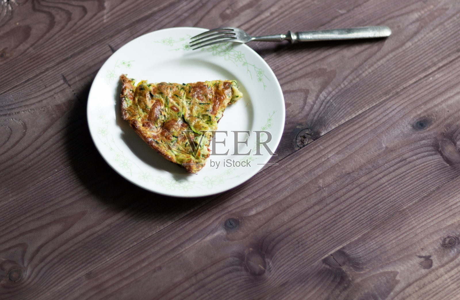 南瓜砂锅，白色盘子，叉子，棕色木背景照片摄影图片