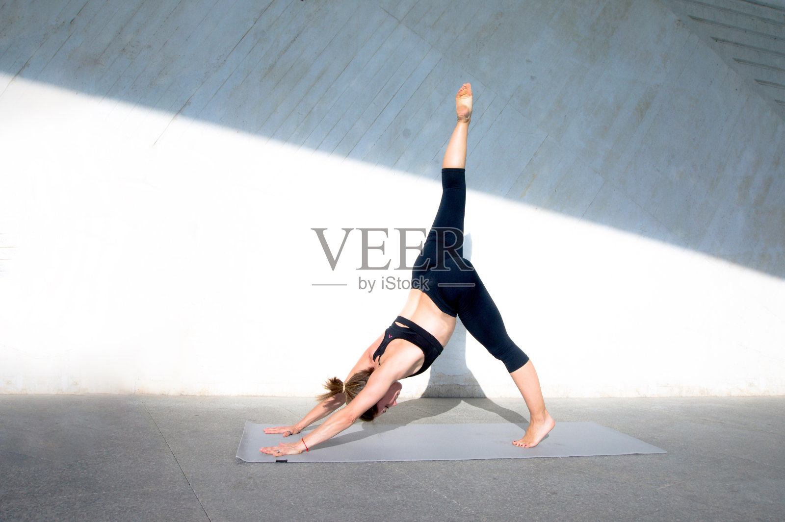 女孩在户外做瑜伽姿势照片摄影图片