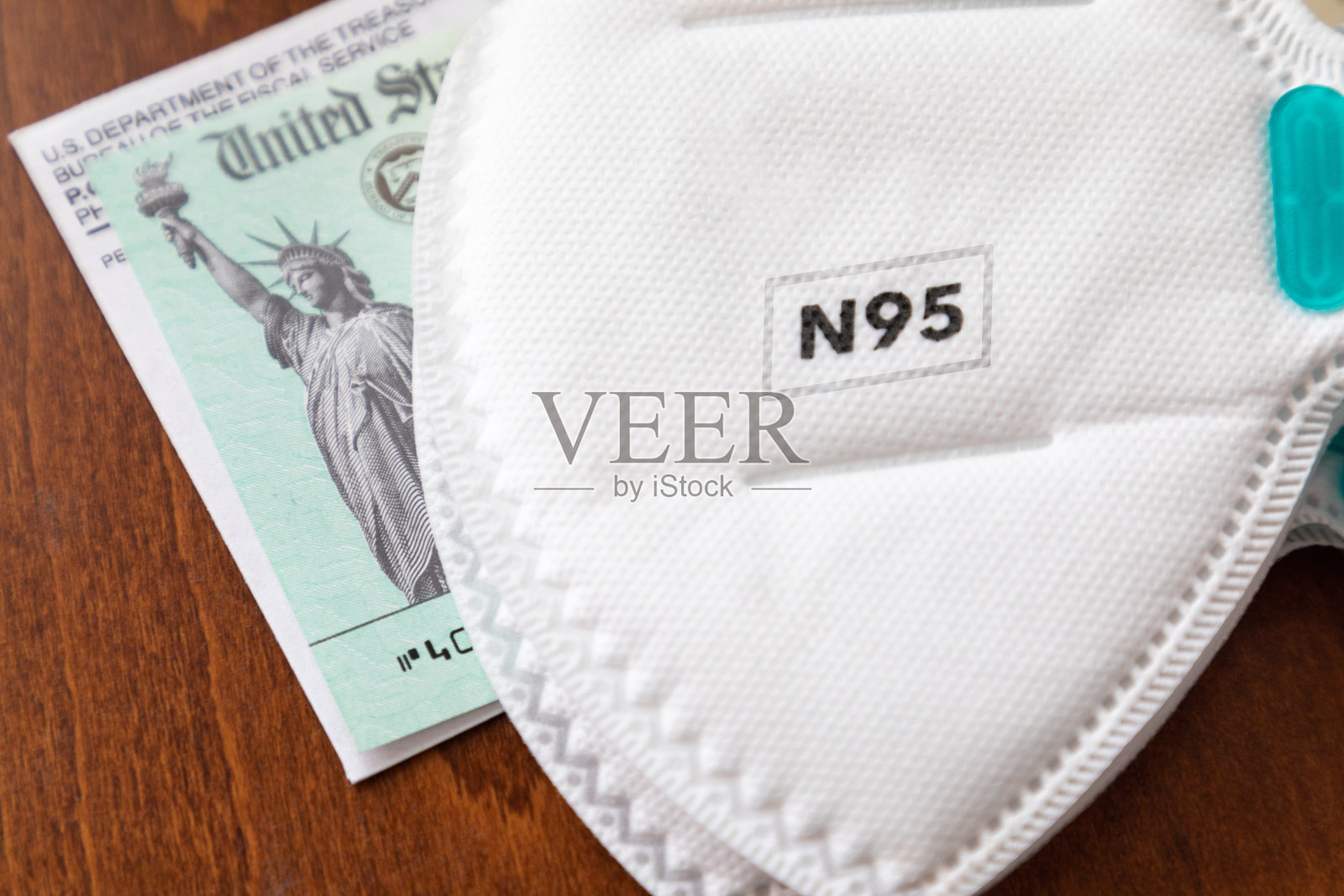 美国国税局2019冠状病毒病经济救济检查中使用的N95医用口罩照片摄影图片