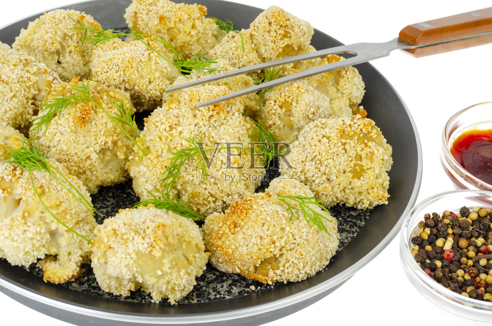 在平底锅里裹上面包屑的花椰菜。照片照片摄影图片