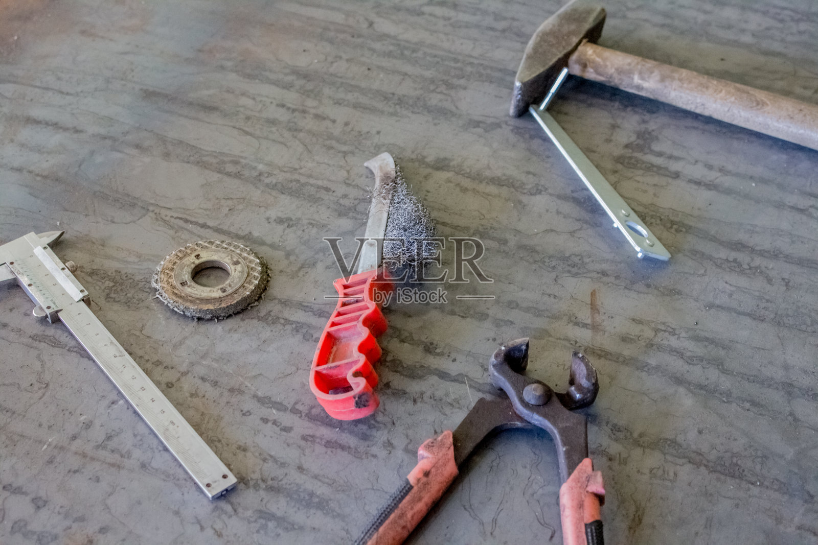 金属刷、扳手、钳子等工具放在铁板桌上。前视图。模拟。平面构成。照片摄影图片