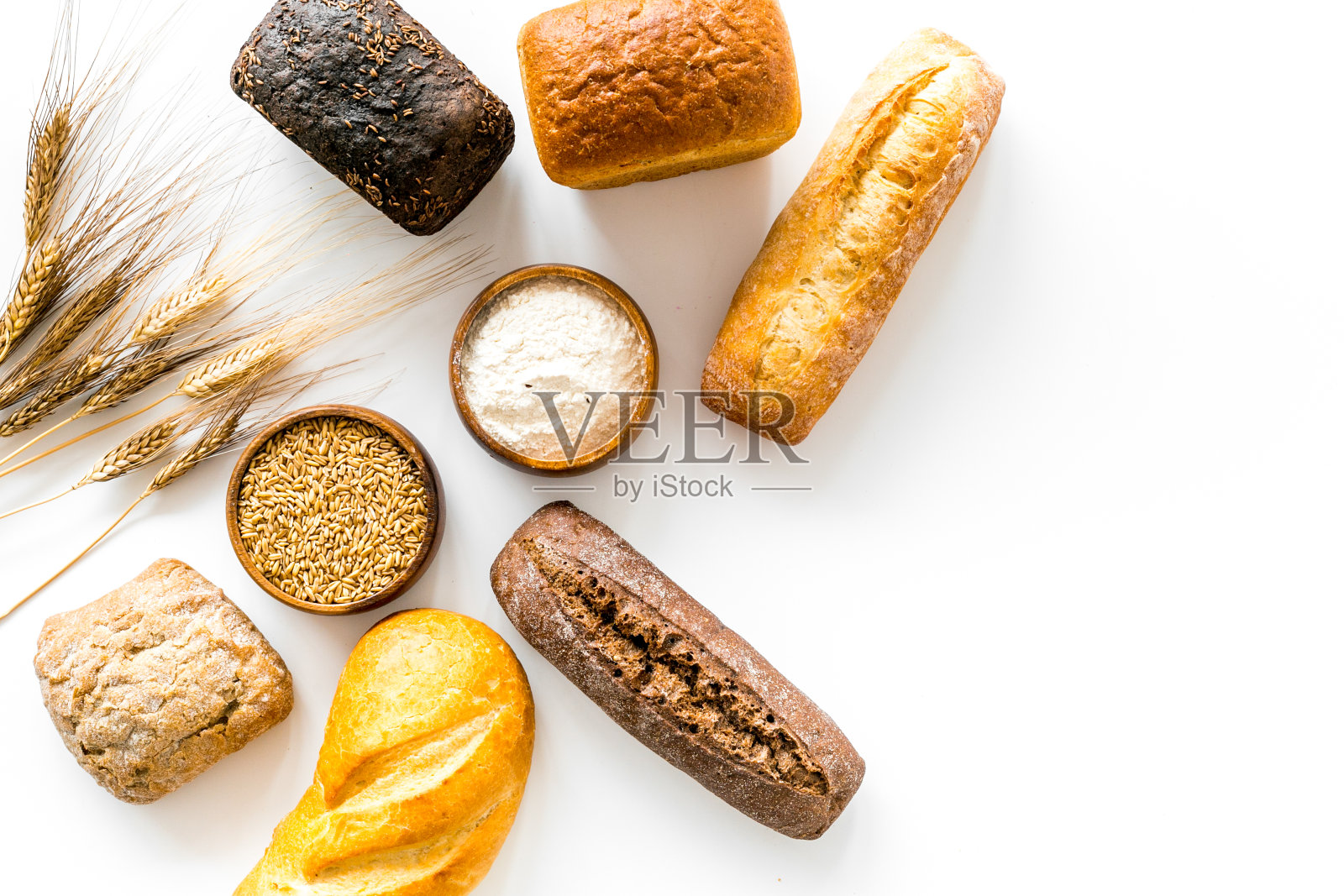 俯视图不同的面包面包和小麦穗拷贝空间照片摄影图片