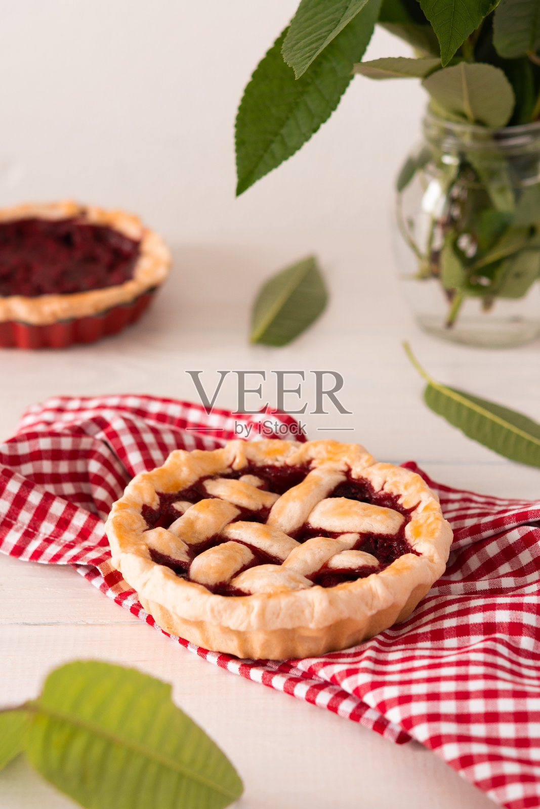 用樱桃和覆盆子打开派照片摄影图片