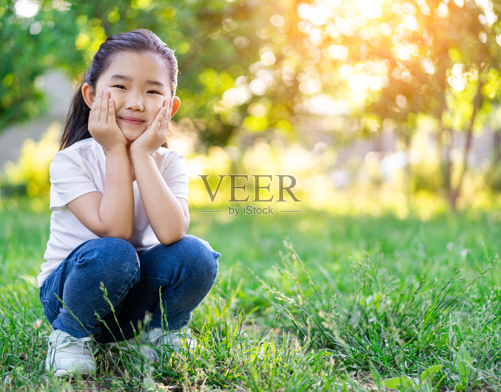 可爱小女孩手托下巴照片摄影图片