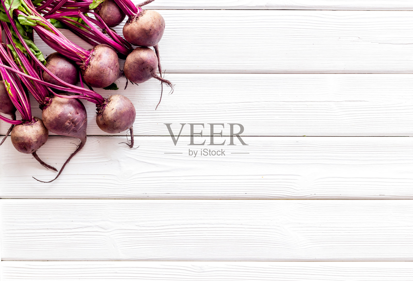 甜菜-新鲜，与叶-在白色的桌面上查看拷贝空间照片摄影图片