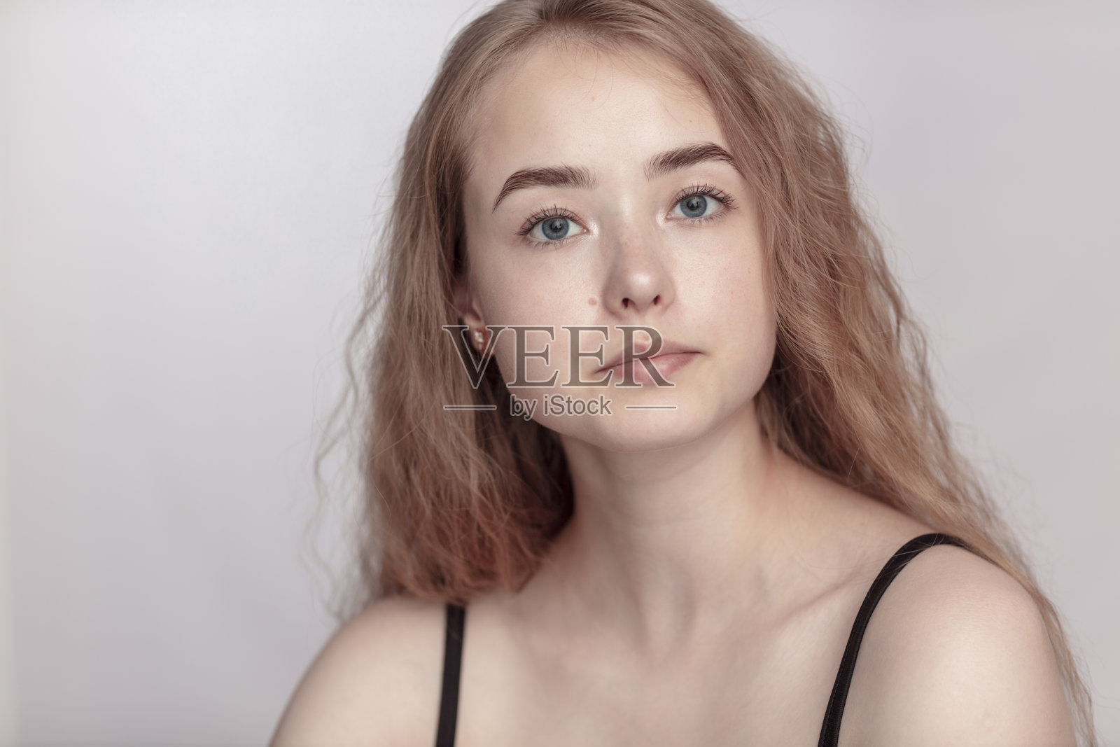 一个年轻女人的肖像照片摄影图片