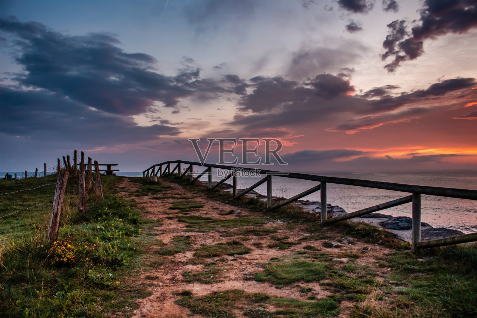 海边的小路。照片摄影图片