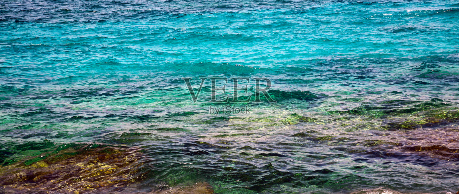 塞浦路斯地中海的透明绿松石色的多色水照片摄影图片