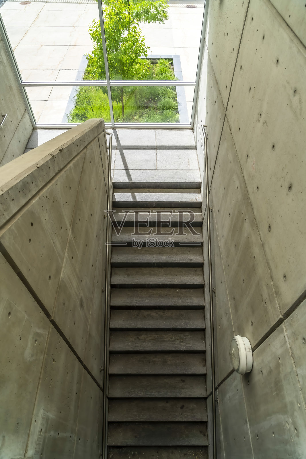 从上面可以看到建筑内部带有金属扶手的混凝土楼梯照片摄影图片